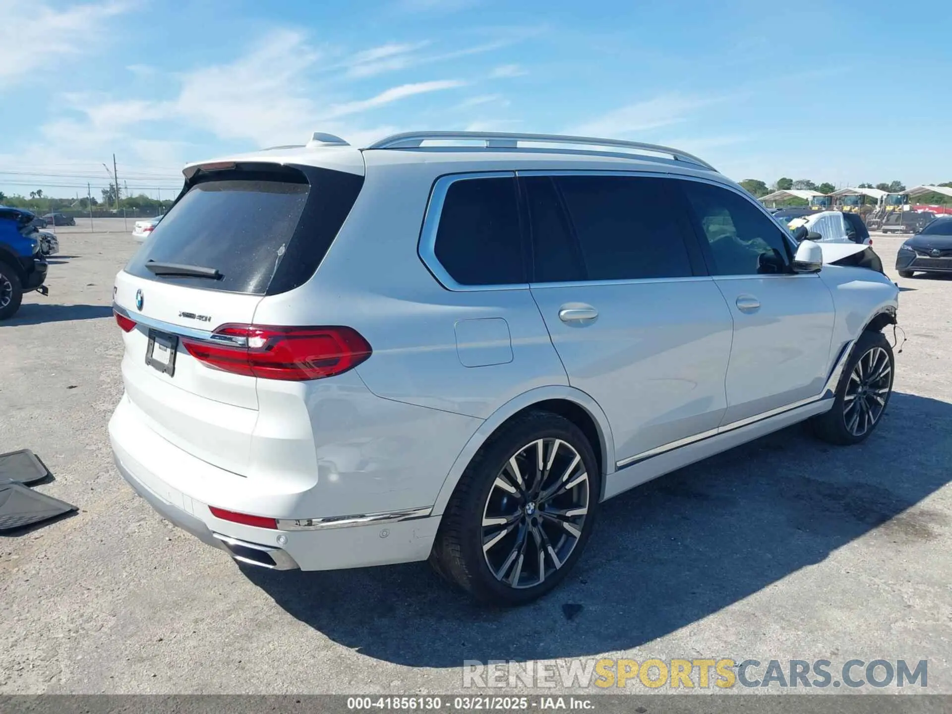 4 Photograph of a damaged car 5UXCW2C00L9A03002 BMW X7 2020