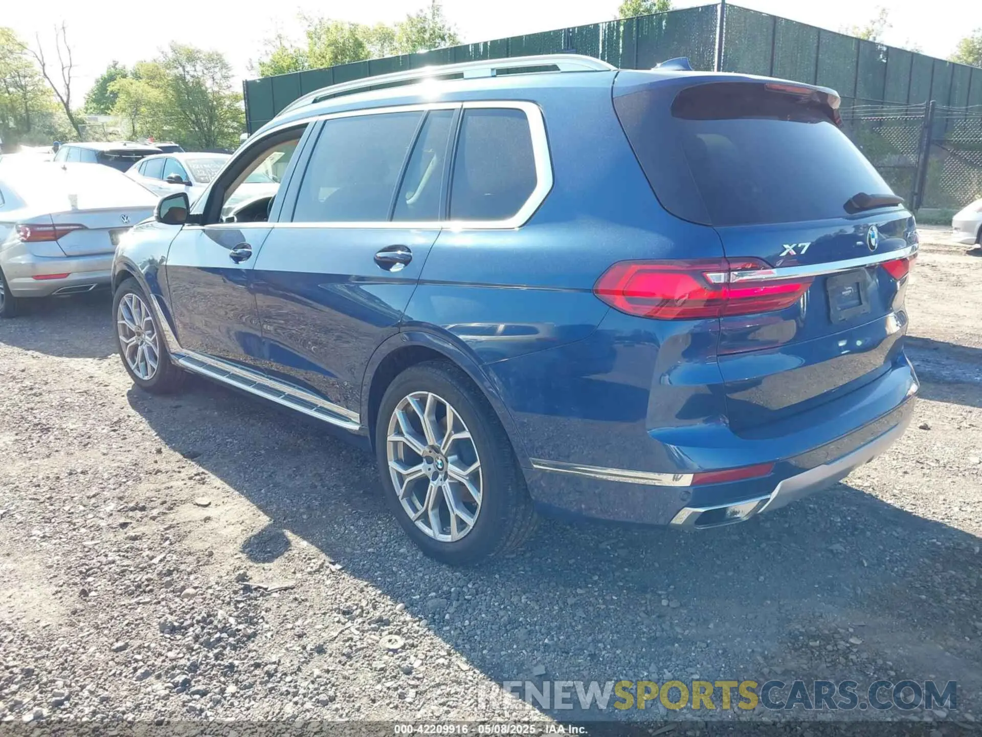 3 Photograph of a damaged car 5UXCW2C01L9B61428 BMW X7 2020