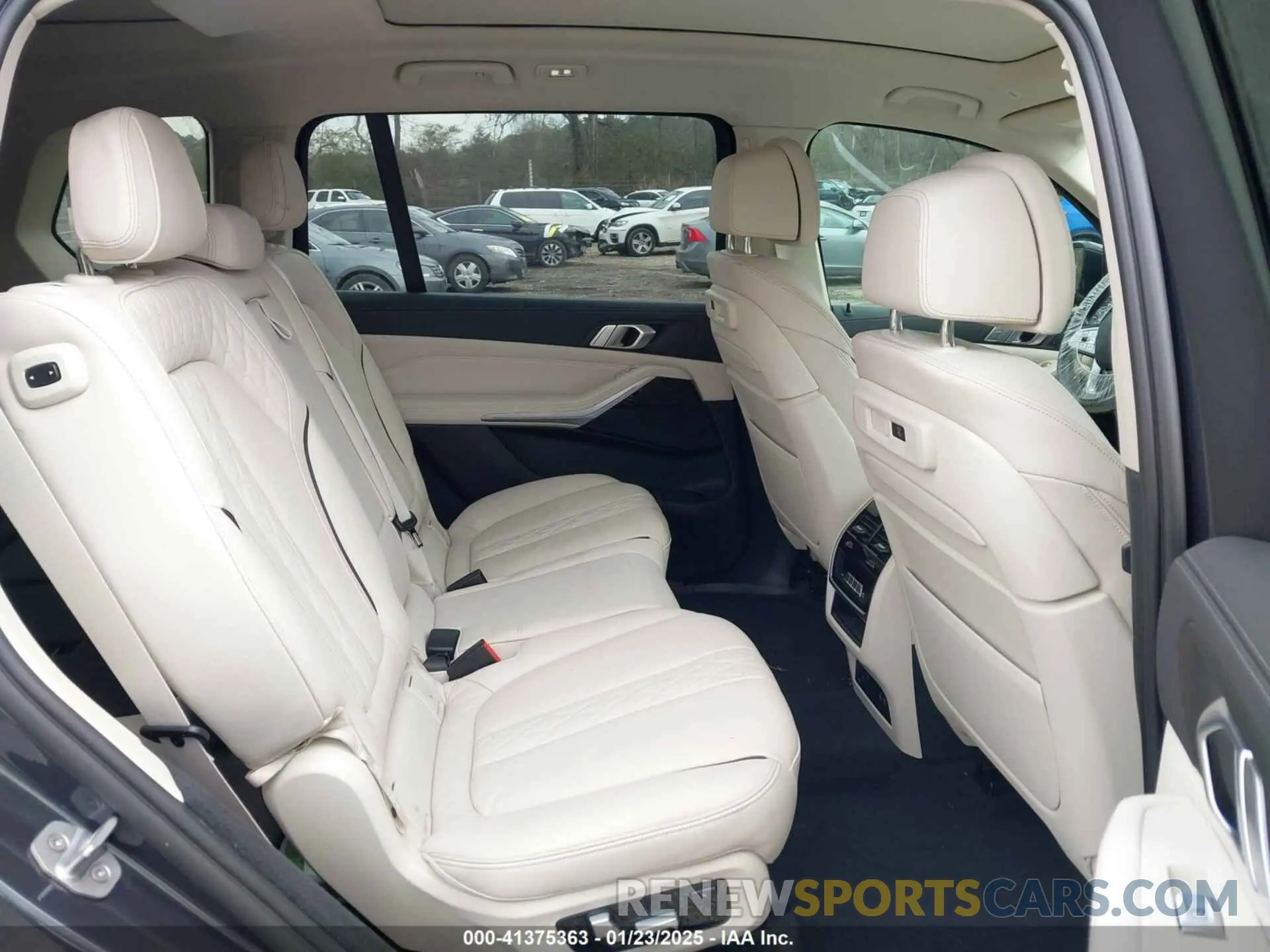 8 Photograph of a damaged car 5UXCW2C01L9D12655 BMW X7 2020