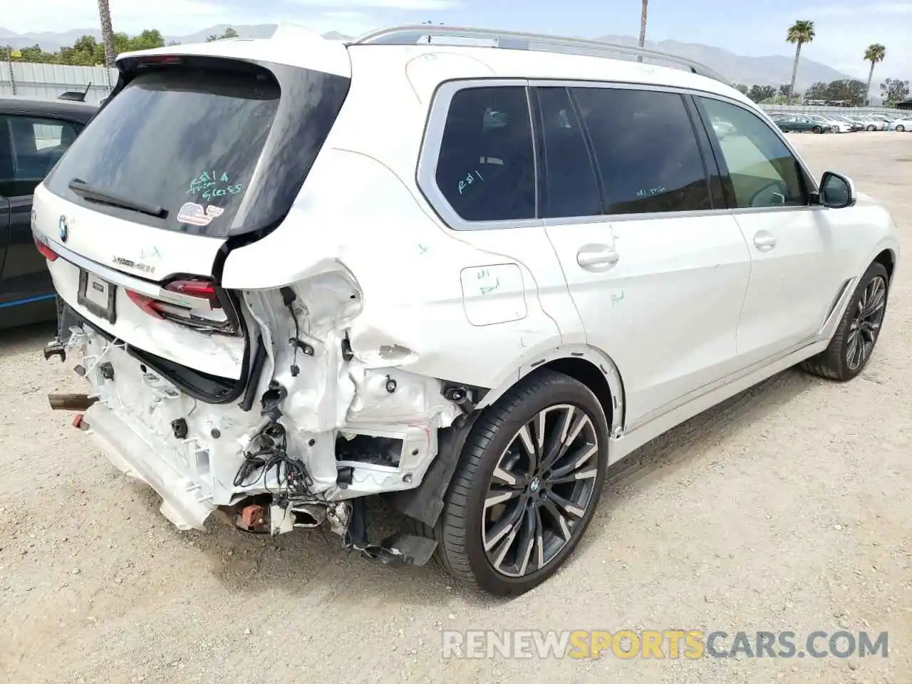 4 Photograph of a damaged car 5UXCW2C02L9A01168 BMW X7 2020