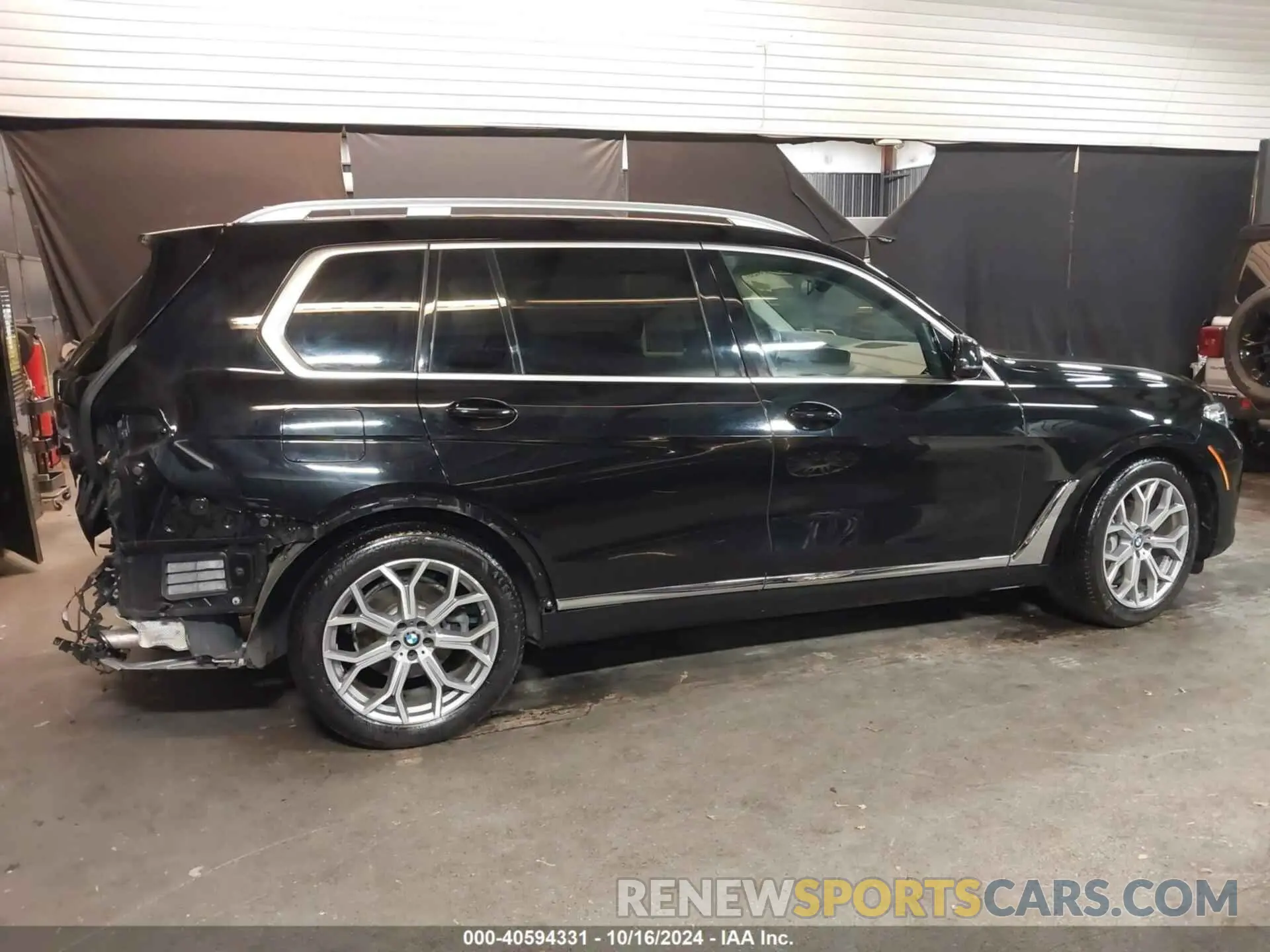 14 Photograph of a damaged car 5UXCW2C02L9A01896 BMW X7 2020