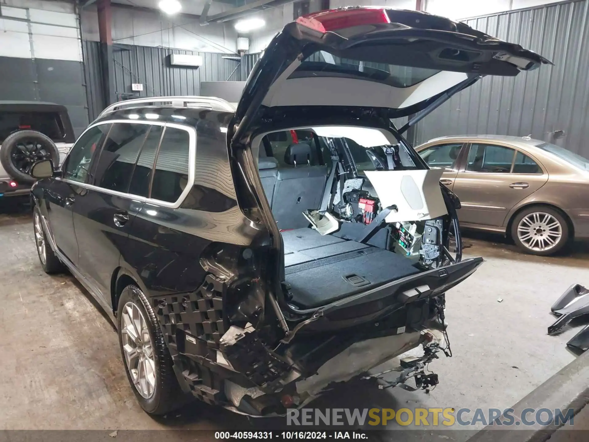 3 Photograph of a damaged car 5UXCW2C02L9A01896 BMW X7 2020