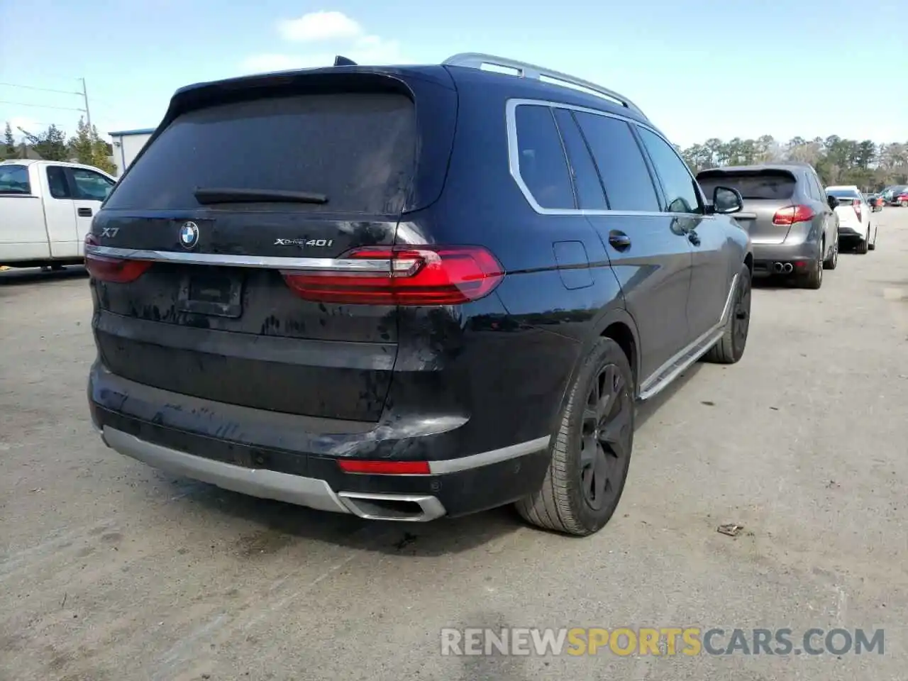 4 Photograph of a damaged car 5UXCW2C02L9B11833 BMW X7 2020