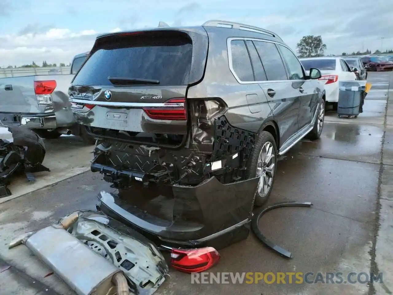 4 Photograph of a damaged car 5UXCW2C02L9C27677 BMW X7 2020