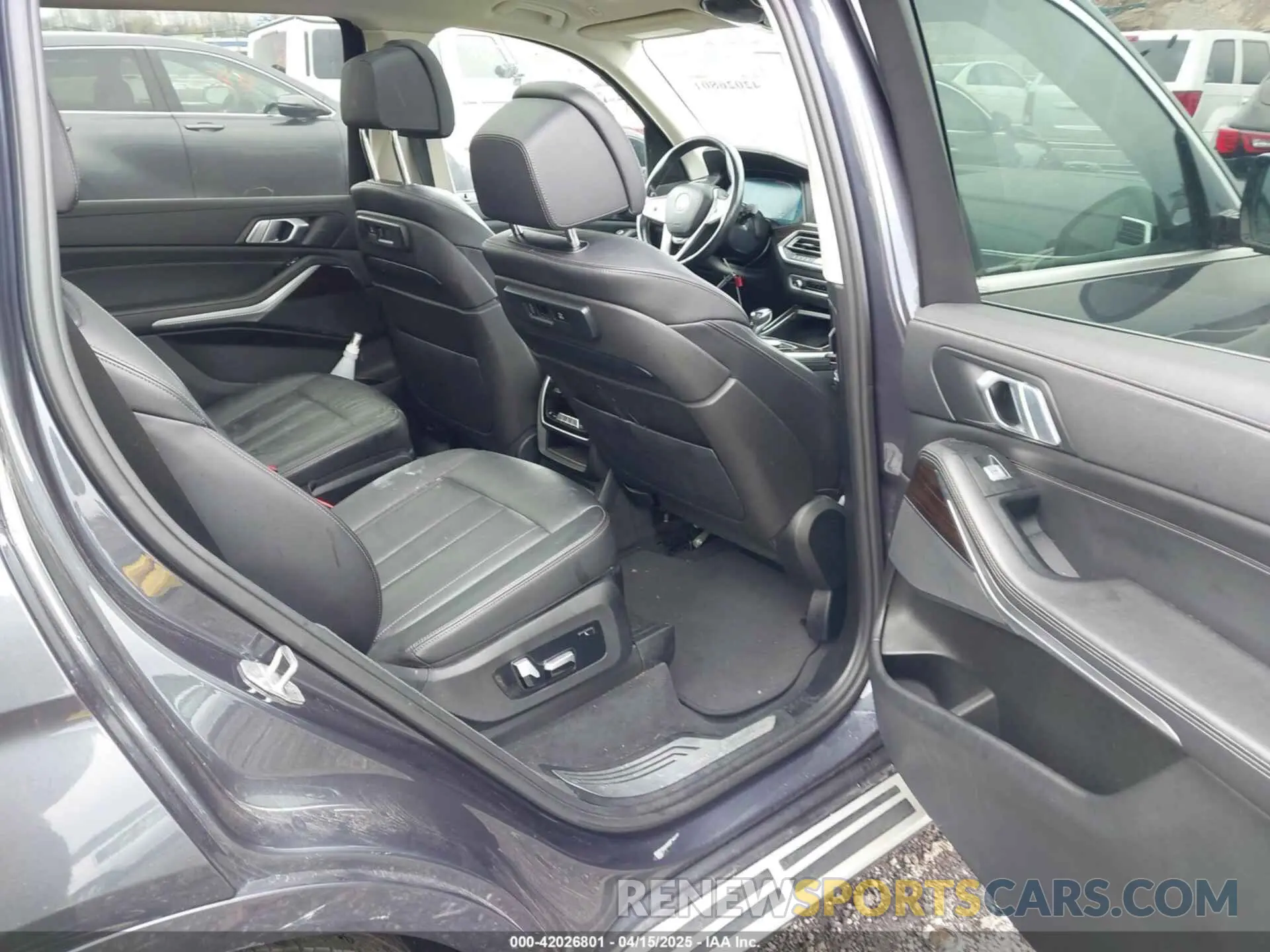 8 Photograph of a damaged car 5UXCW2C03L9B38605 BMW X7 2020
