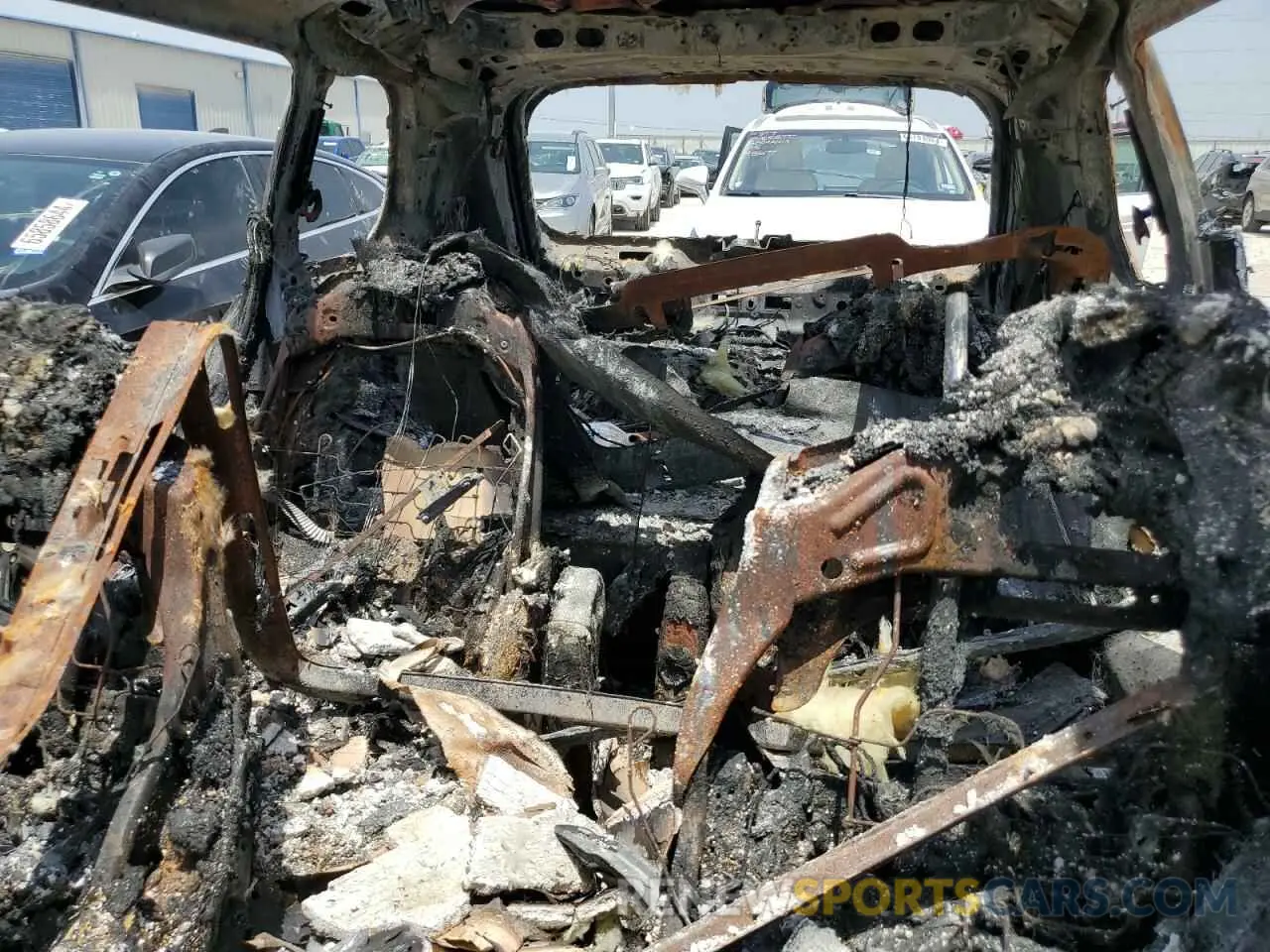 10 Photograph of a damaged car 5UXCW2C03L9C49557 BMW X7 2020
