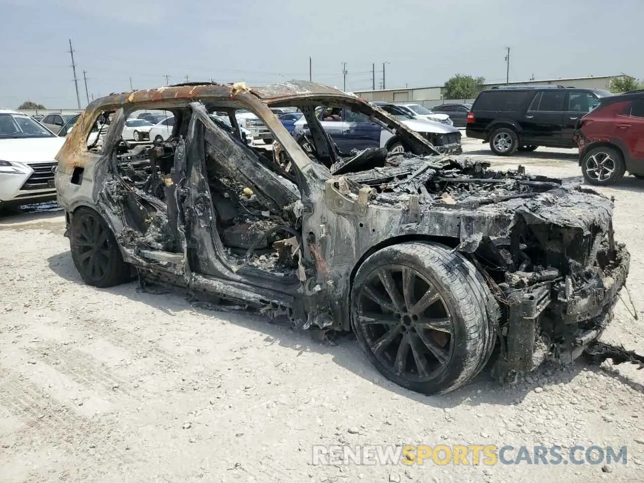4 Photograph of a damaged car 5UXCW2C03L9C49557 BMW X7 2020