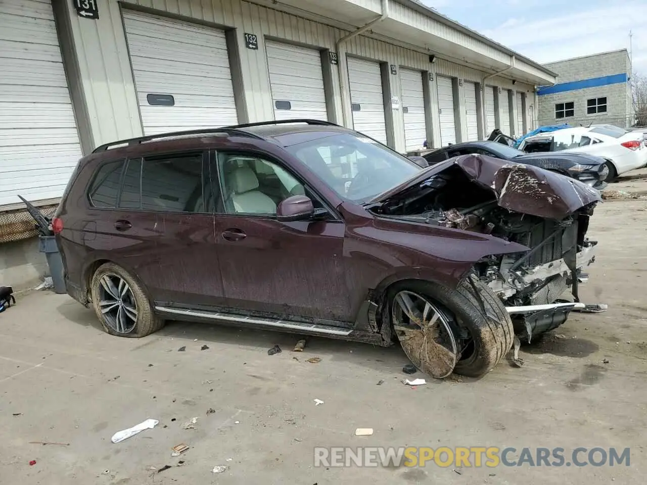 4 Photograph of a damaged car 5UXCW2C03L9C77648 BMW X7 2020