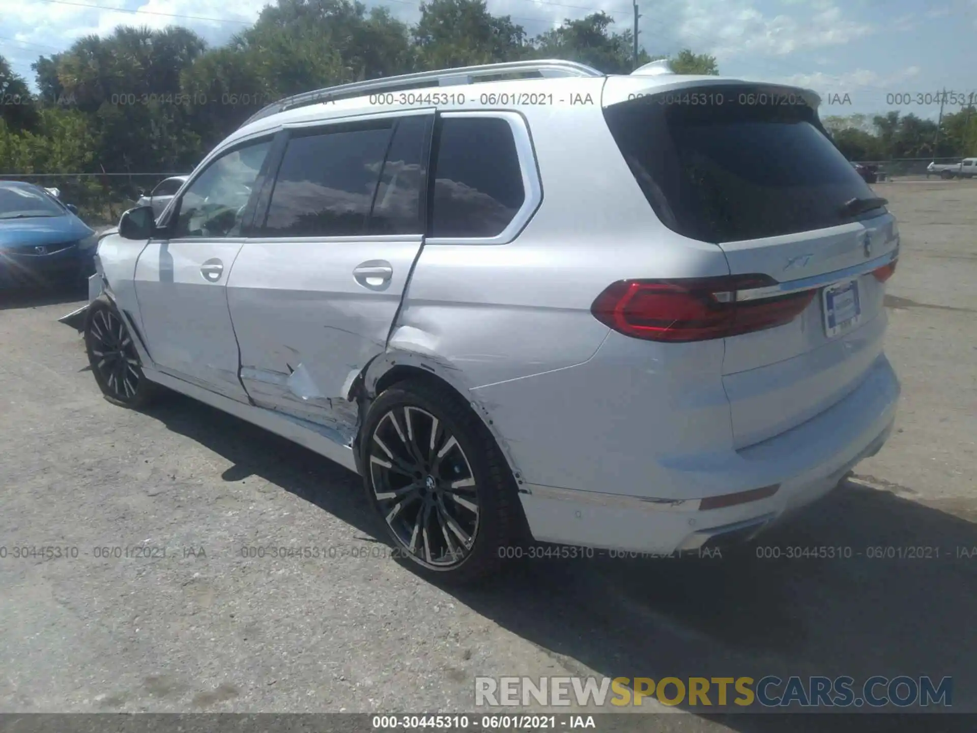 3 Photograph of a damaged car 5UXCW2C04L9A00586 BMW X7 2020