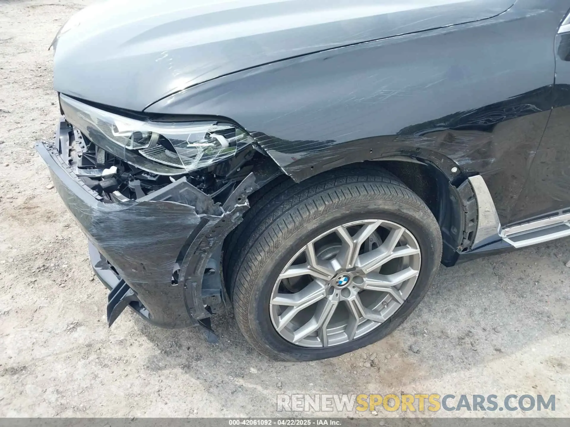 17 Photograph of a damaged car 5UXCW2C04L9B42405 BMW X7 2020