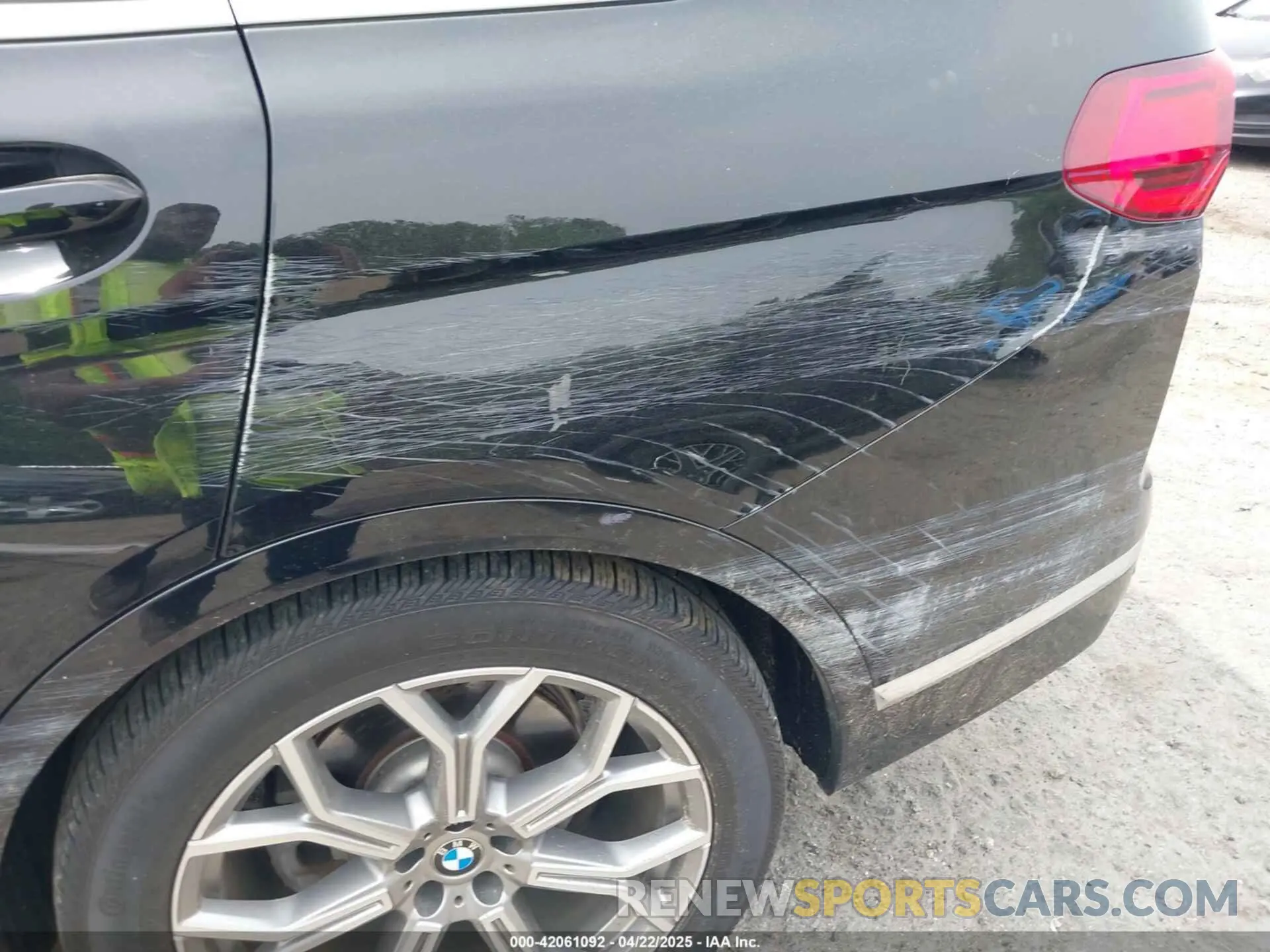 19 Photograph of a damaged car 5UXCW2C04L9B42405 BMW X7 2020