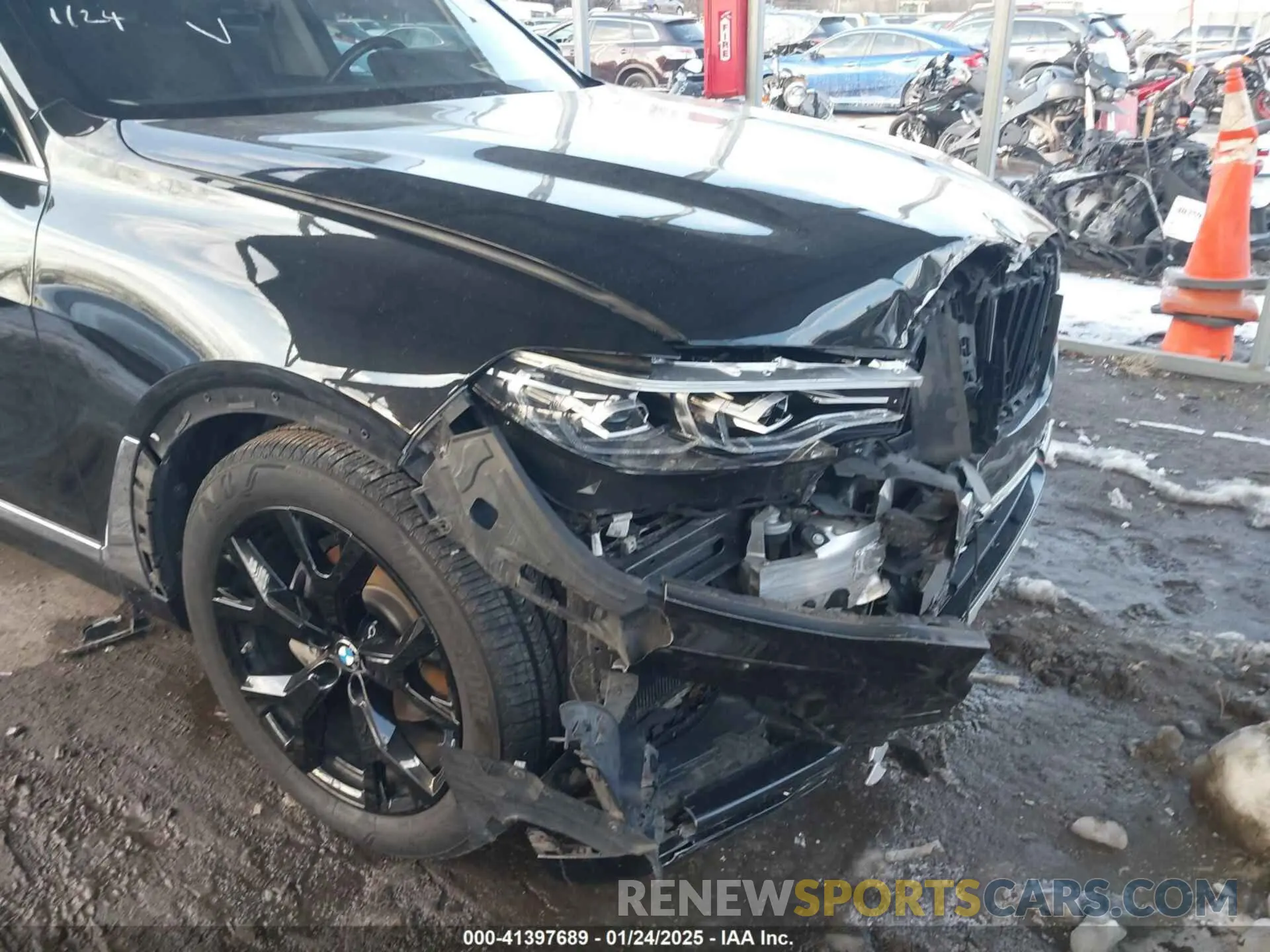17 Photograph of a damaged car 5UXCW2C04L9B58734 BMW X7 2020