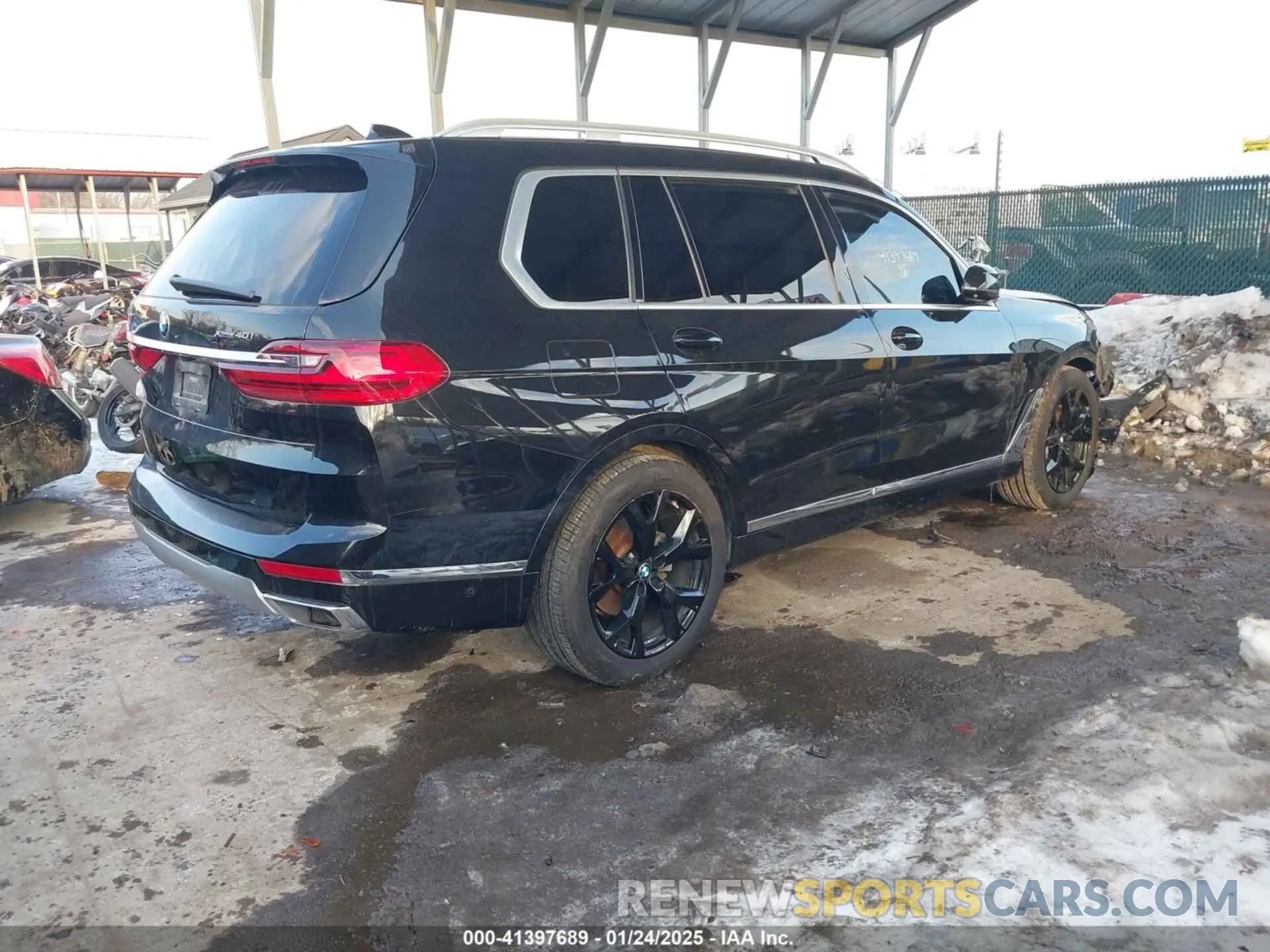 4 Photograph of a damaged car 5UXCW2C04L9B58734 BMW X7 2020