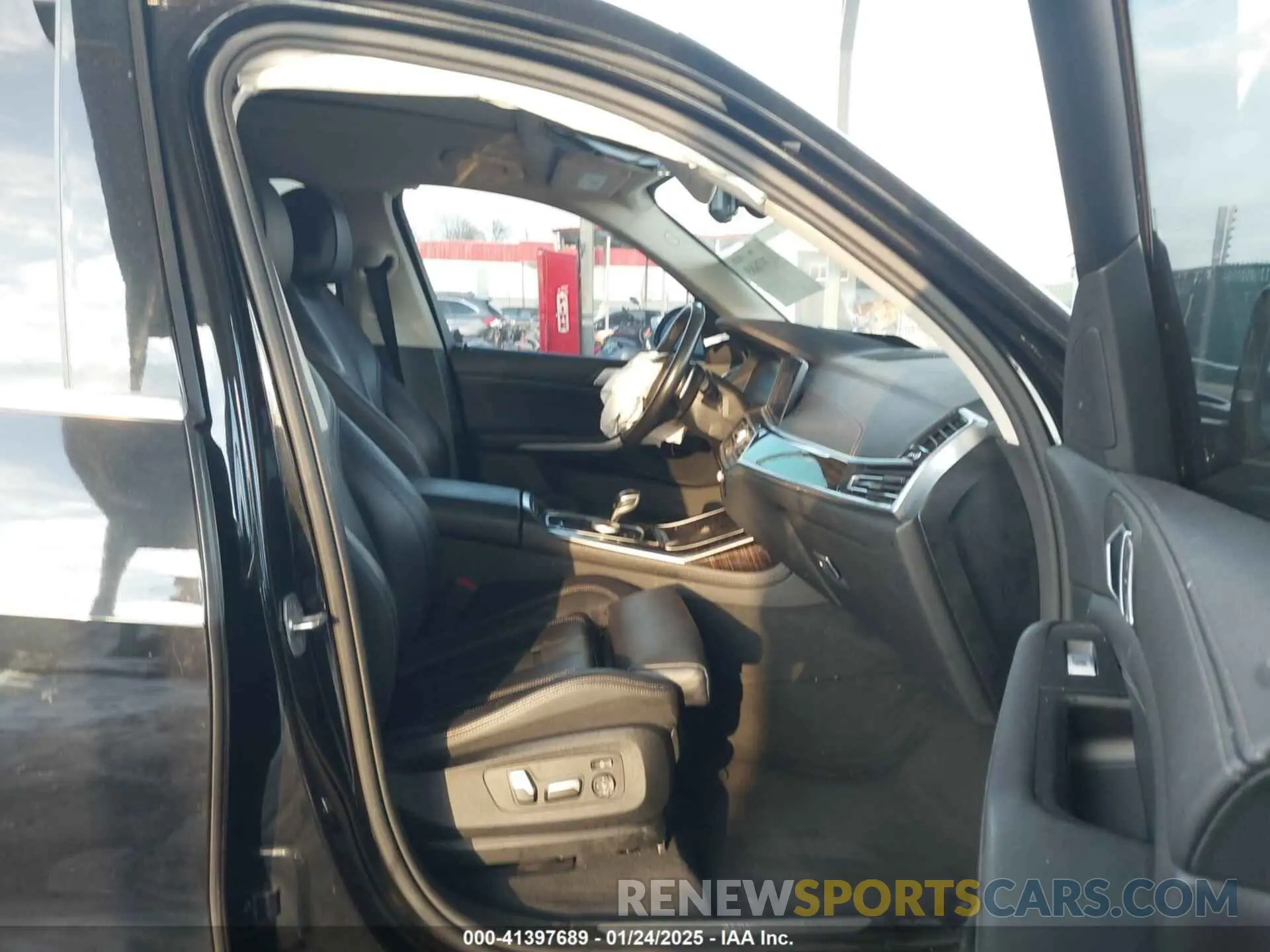 5 Photograph of a damaged car 5UXCW2C04L9B58734 BMW X7 2020