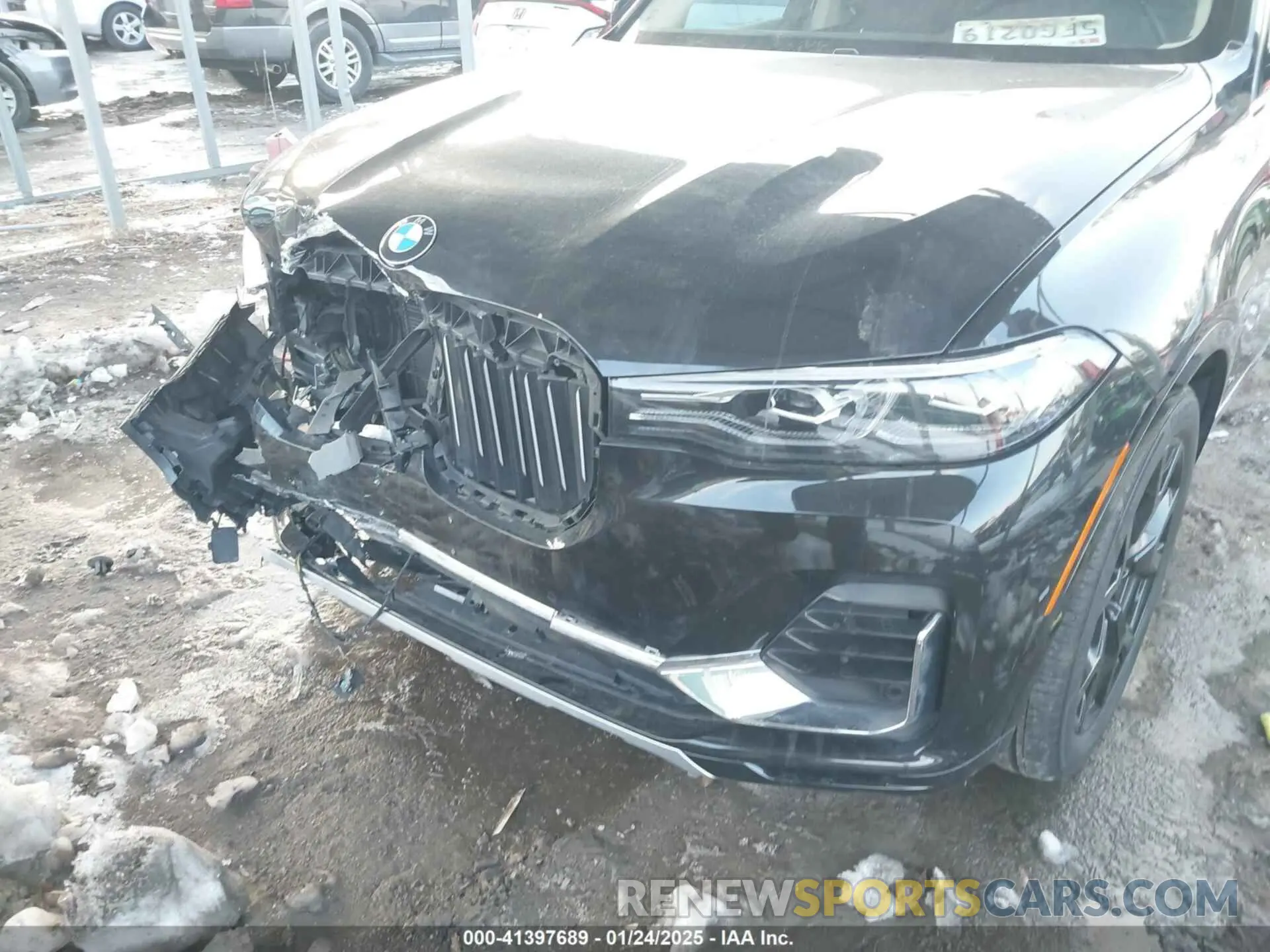 6 Photograph of a damaged car 5UXCW2C04L9B58734 BMW X7 2020