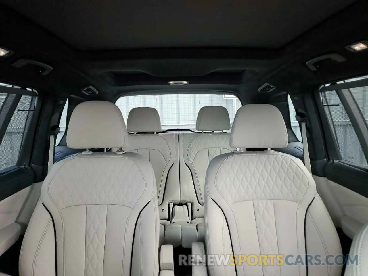 10 Photograph of a damaged car 5UXCW2C05L9B00745 BMW X7 2020