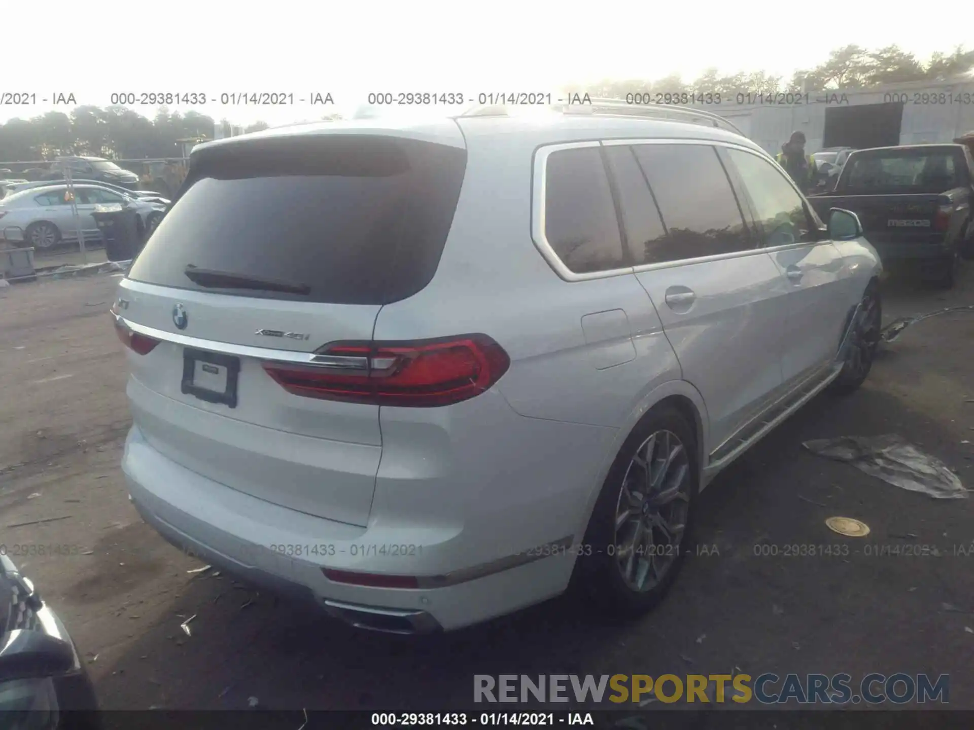 4 Photograph of a damaged car 5UXCW2C05L9B38170 BMW X7 2020