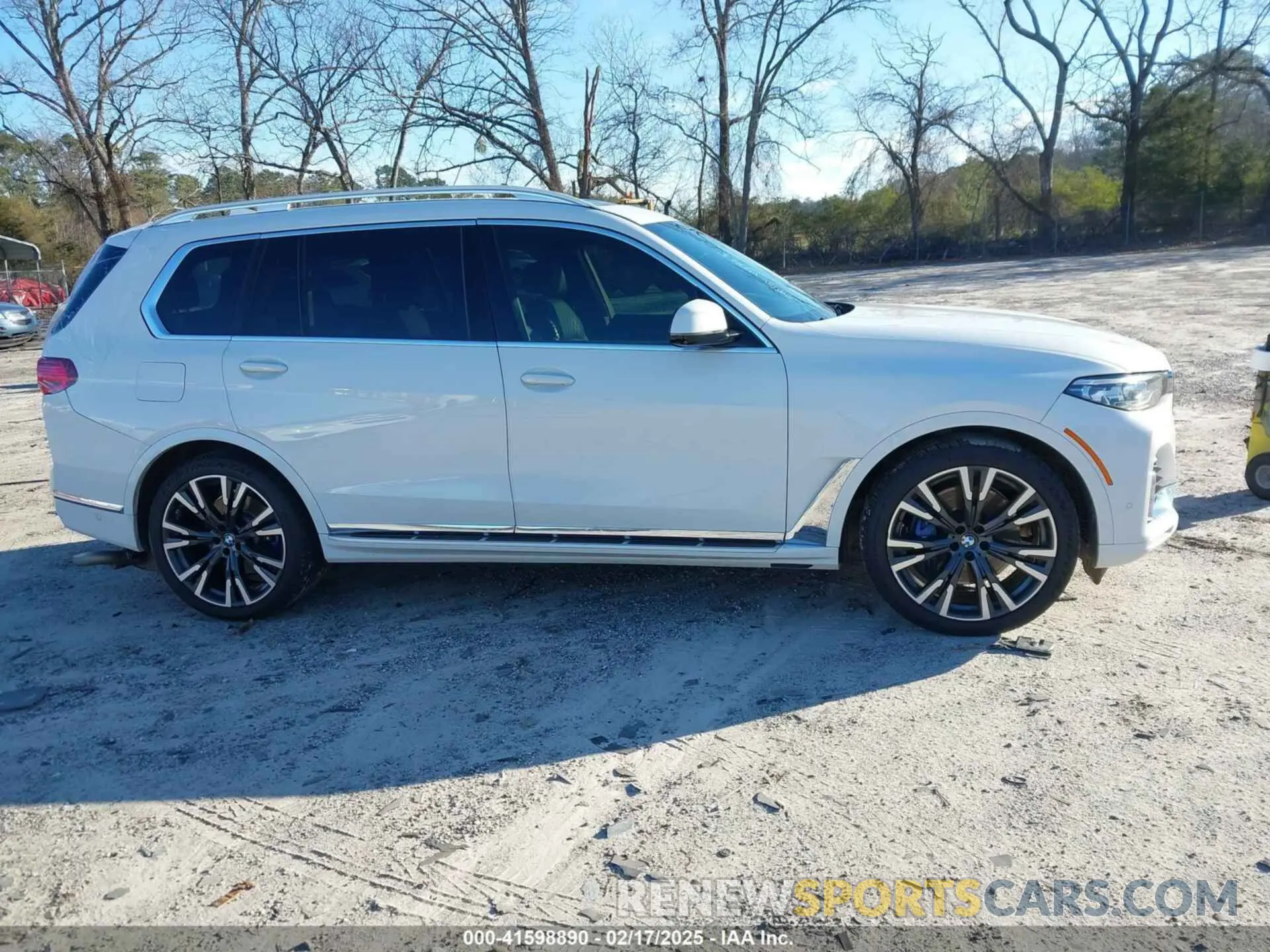 13 Photograph of a damaged car 5UXCW2C05L9C18696 BMW X7 2020