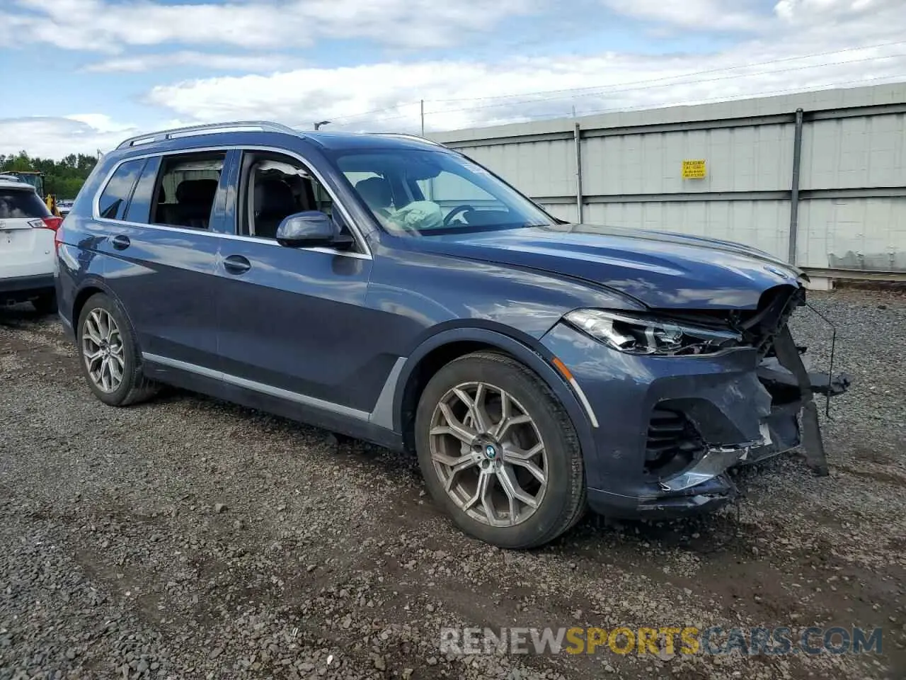 4 Photograph of a damaged car 5UXCW2C06L0E74592 BMW X7 2020