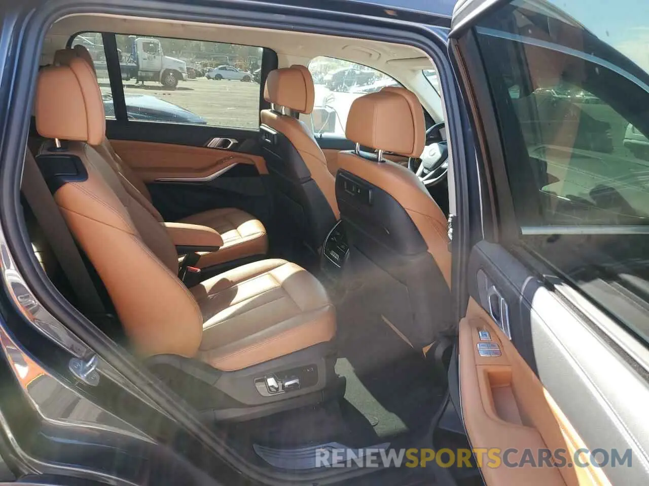 11 Photograph of a damaged car 5UXCW2C06L9B12967 BMW X7 2020