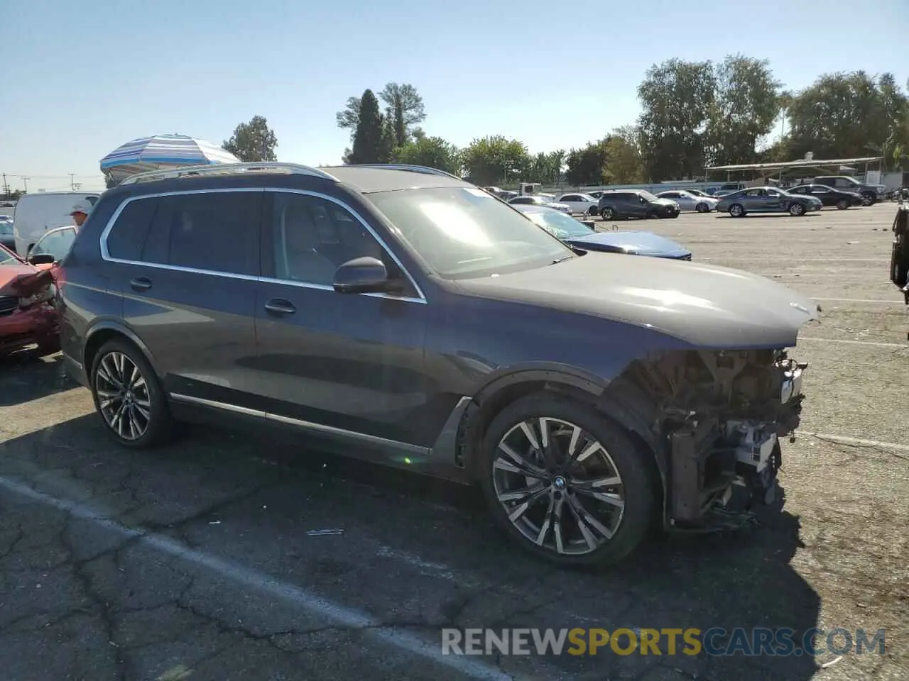 4 Photograph of a damaged car 5UXCW2C06L9B12967 BMW X7 2020