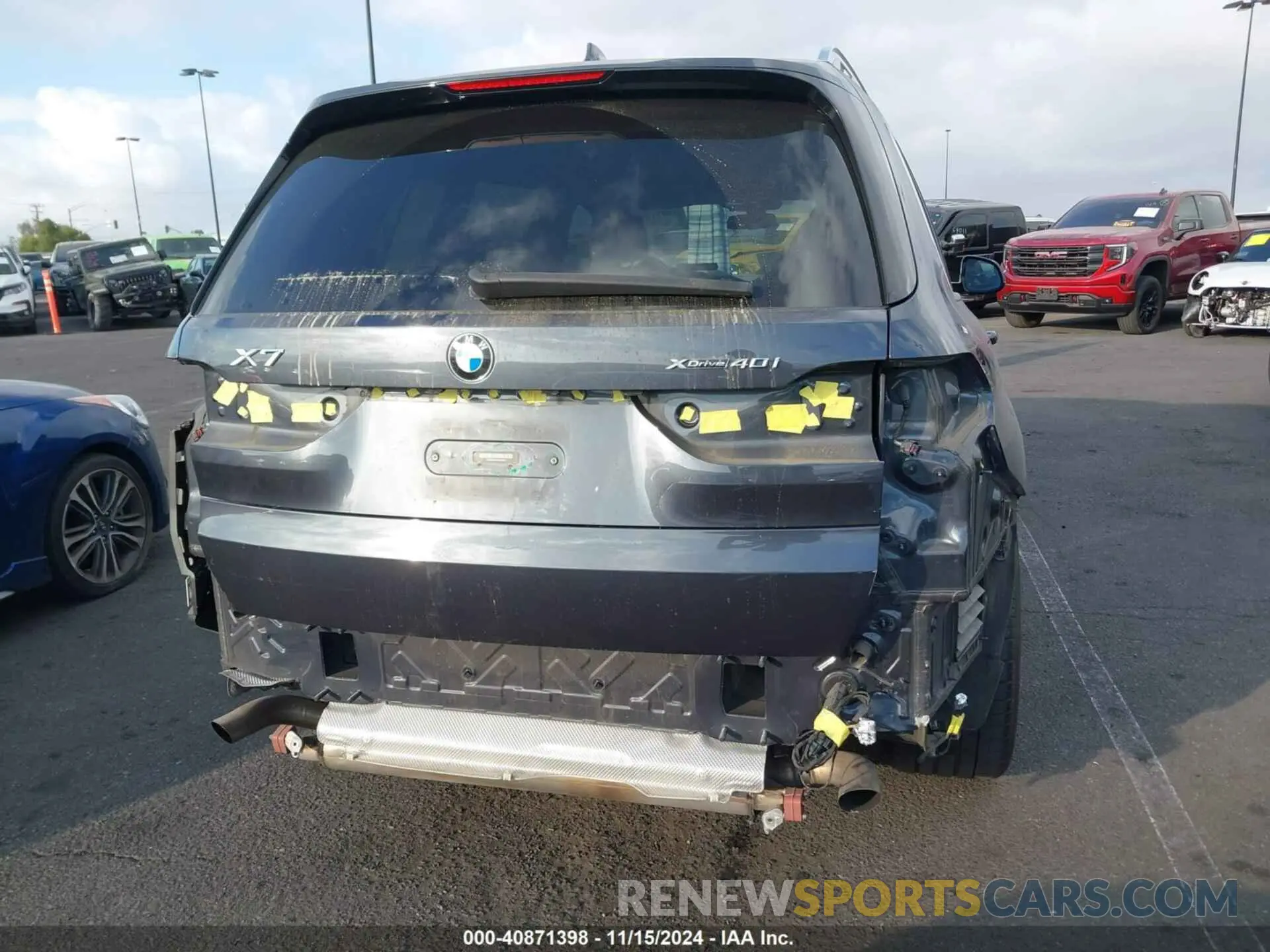17 Photograph of a damaged car 5UXCW2C06L9B40803 BMW X7 2020
