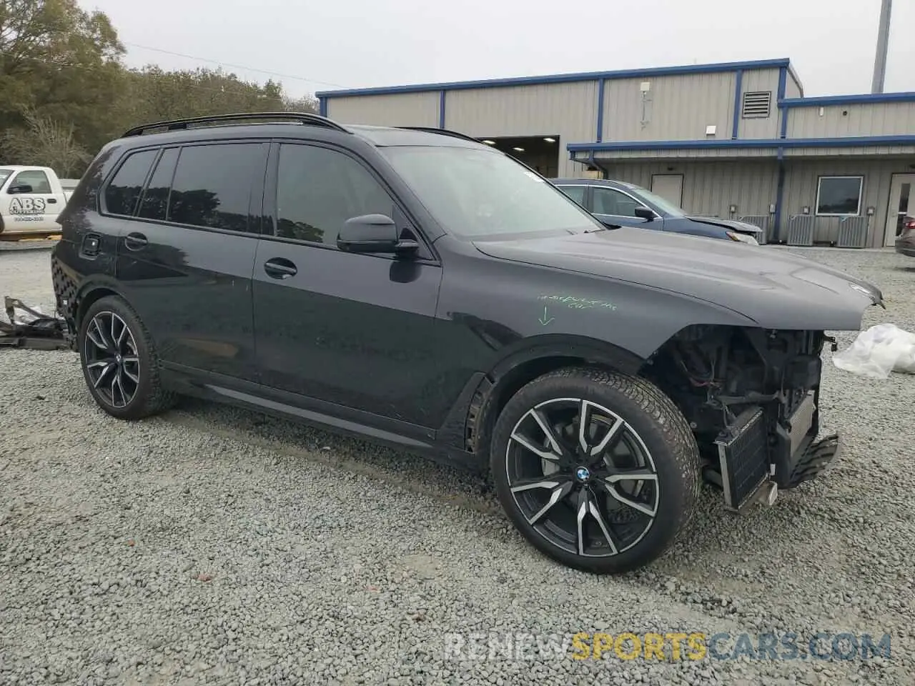 4 Photograph of a damaged car 5UXCW2C06L9C27911 BMW X7 2020