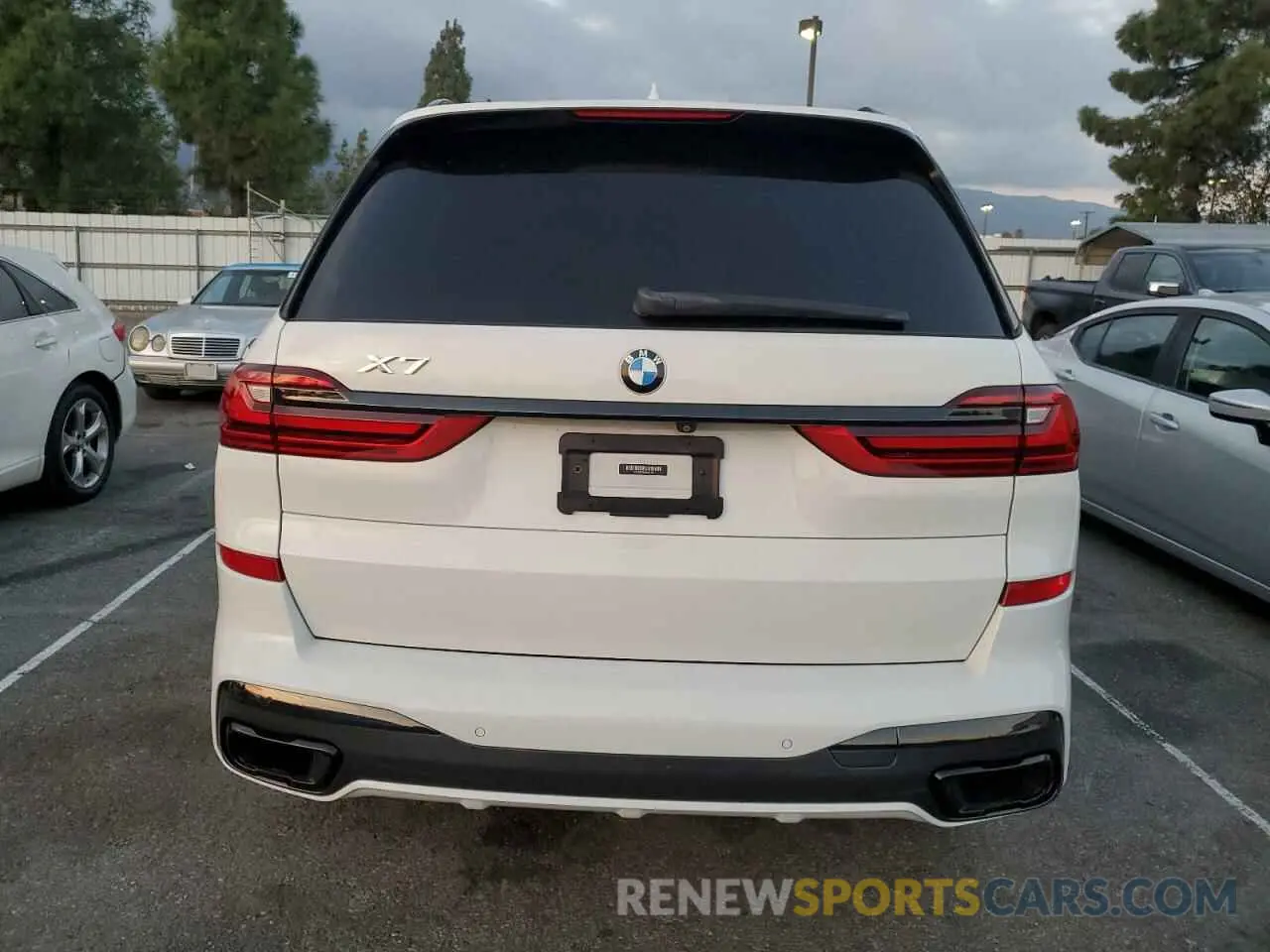 6 Photograph of a damaged car 5UXCW2C07L9A02753 BMW X7 2020