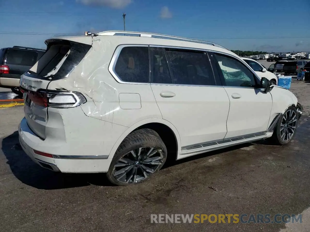 3 Photograph of a damaged car 5UXCW2C08L9B92949 BMW X7 2020