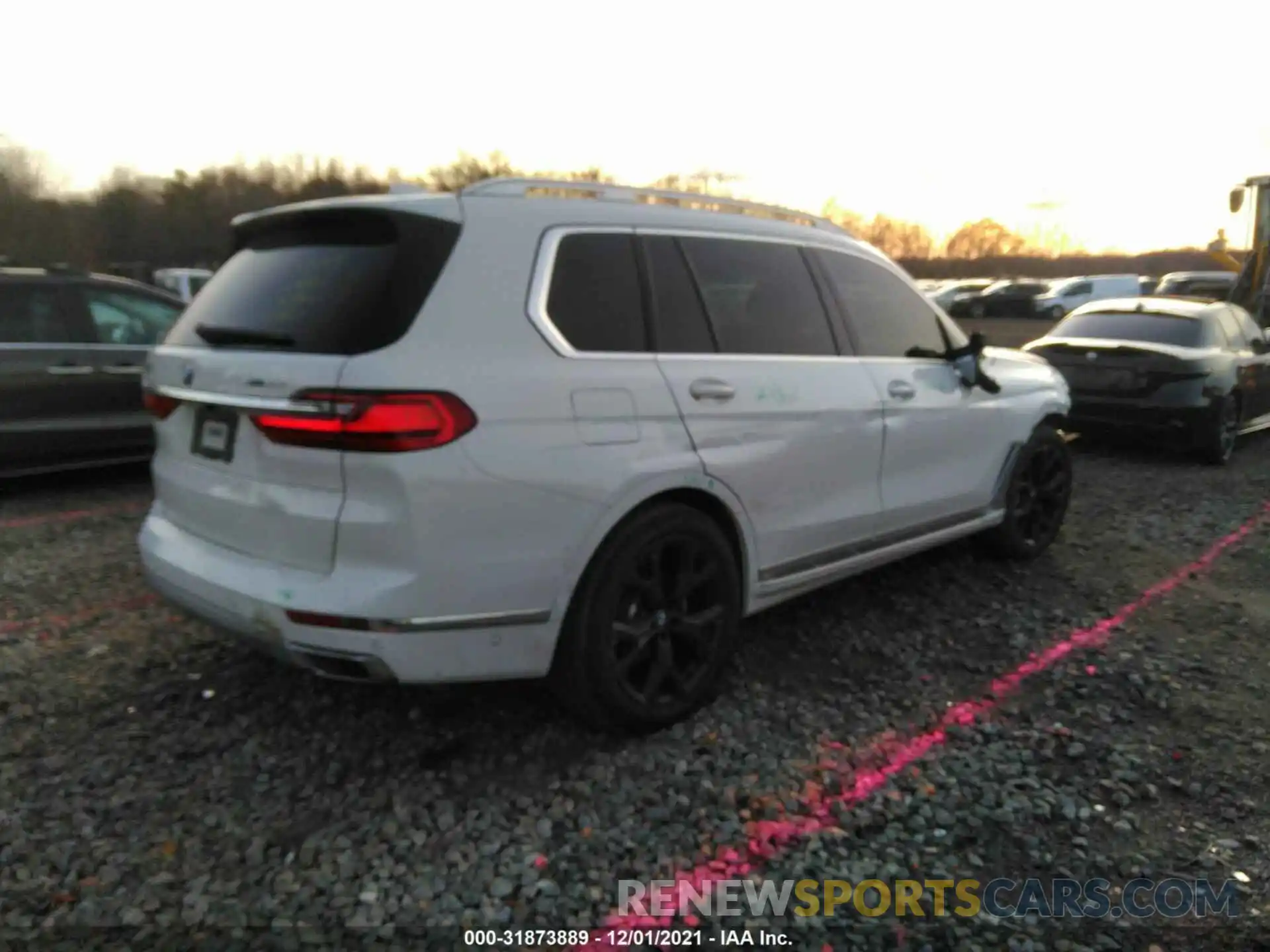 4 Photograph of a damaged car 5UXCW2C08L9C07269 BMW X7 2020