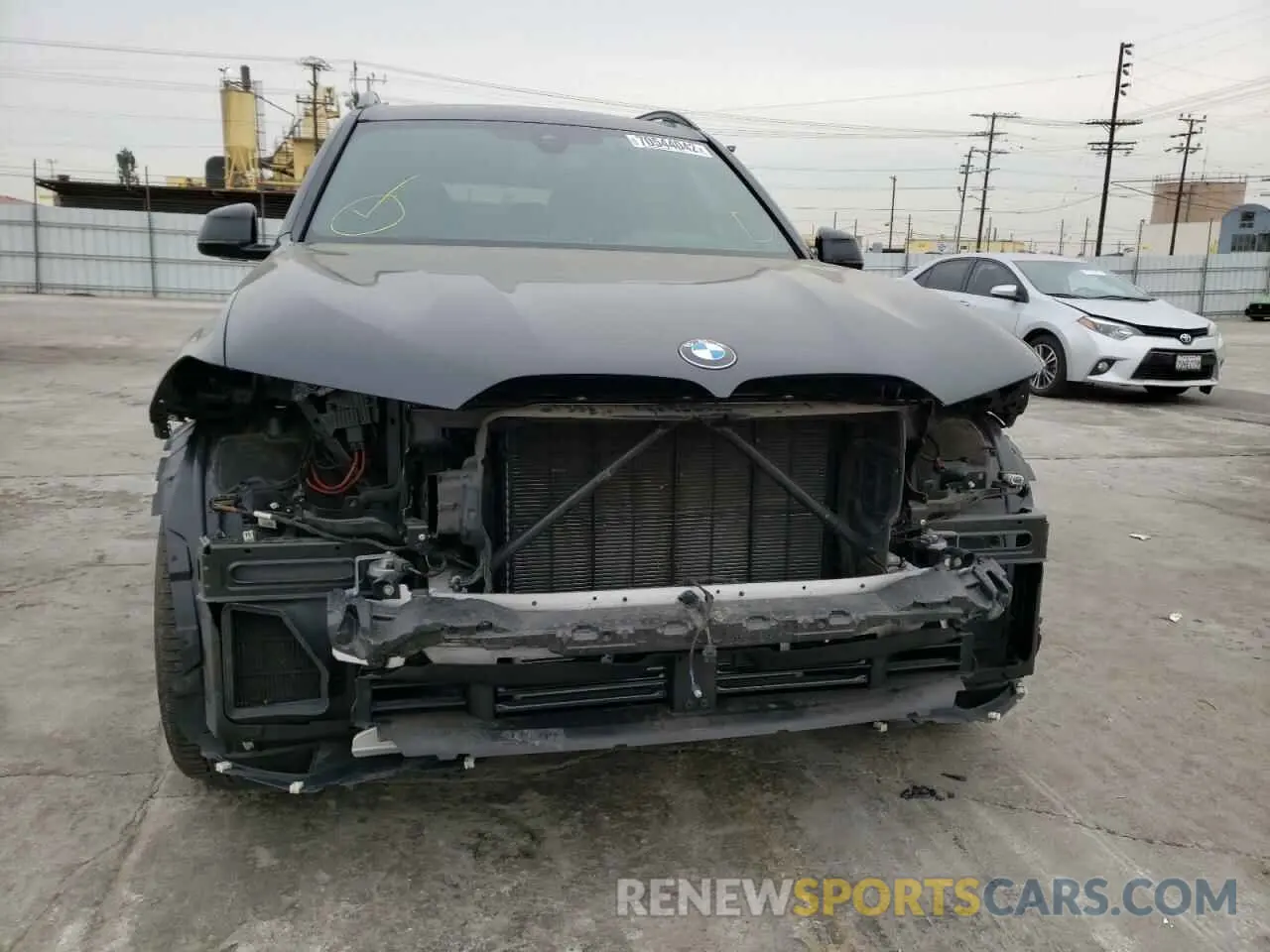 5 Photograph of a damaged car 5UXCW2C08L9C74860 BMW X7 2020