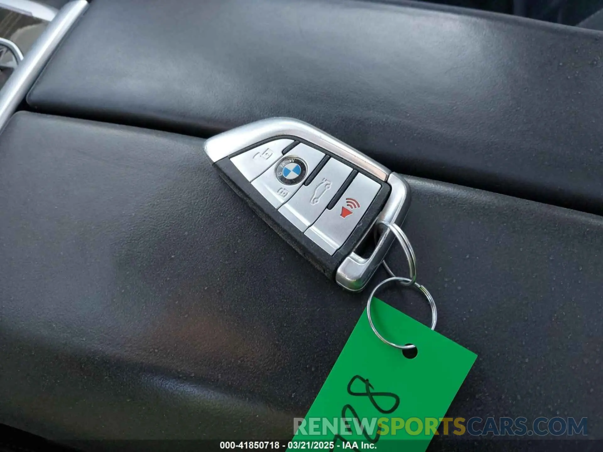 11 Photograph of a damaged car 5UXCW2C09L9A03600 BMW X7 2020