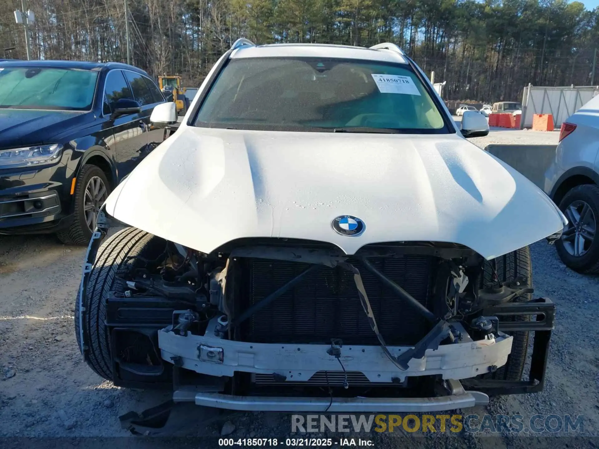 13 Photograph of a damaged car 5UXCW2C09L9A03600 BMW X7 2020