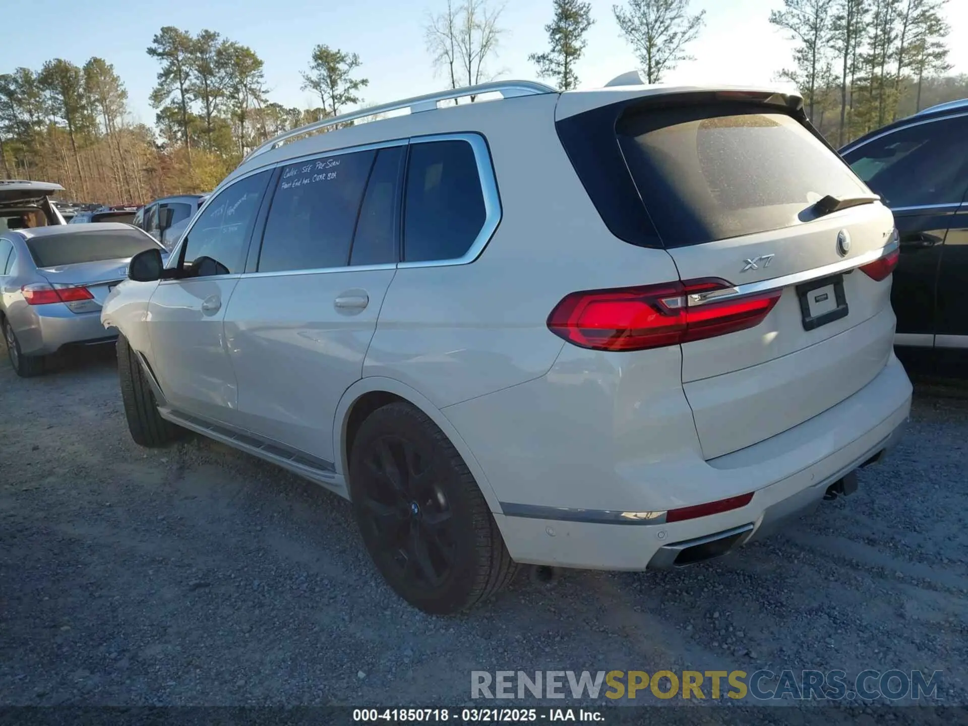 3 Photograph of a damaged car 5UXCW2C09L9A03600 BMW X7 2020
