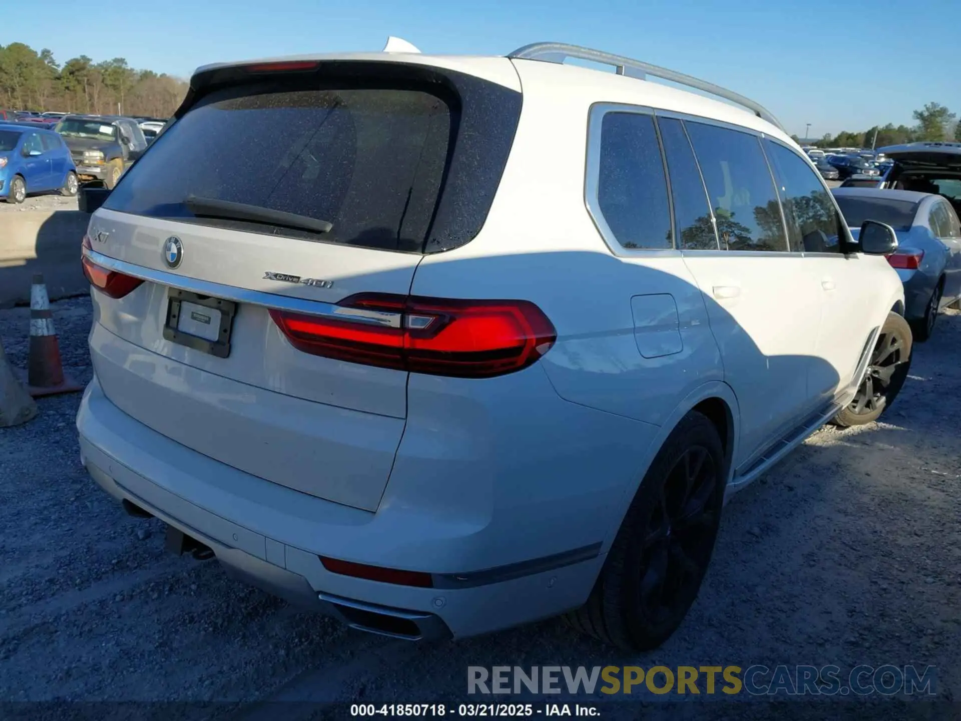 4 Photograph of a damaged car 5UXCW2C09L9A03600 BMW X7 2020