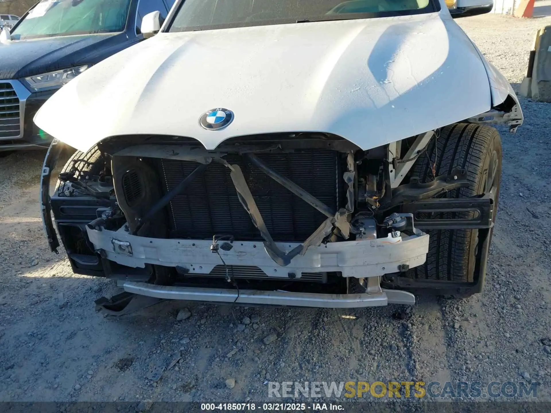 6 Photograph of a damaged car 5UXCW2C09L9A03600 BMW X7 2020
