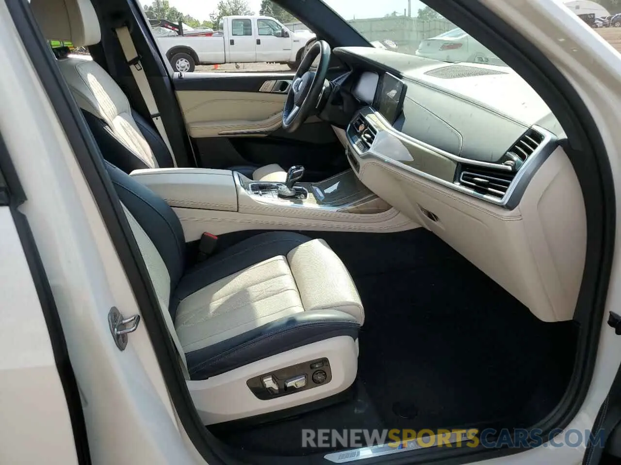 5 Photograph of a damaged car 5UXCW2C09L9B64819 BMW X7 2020