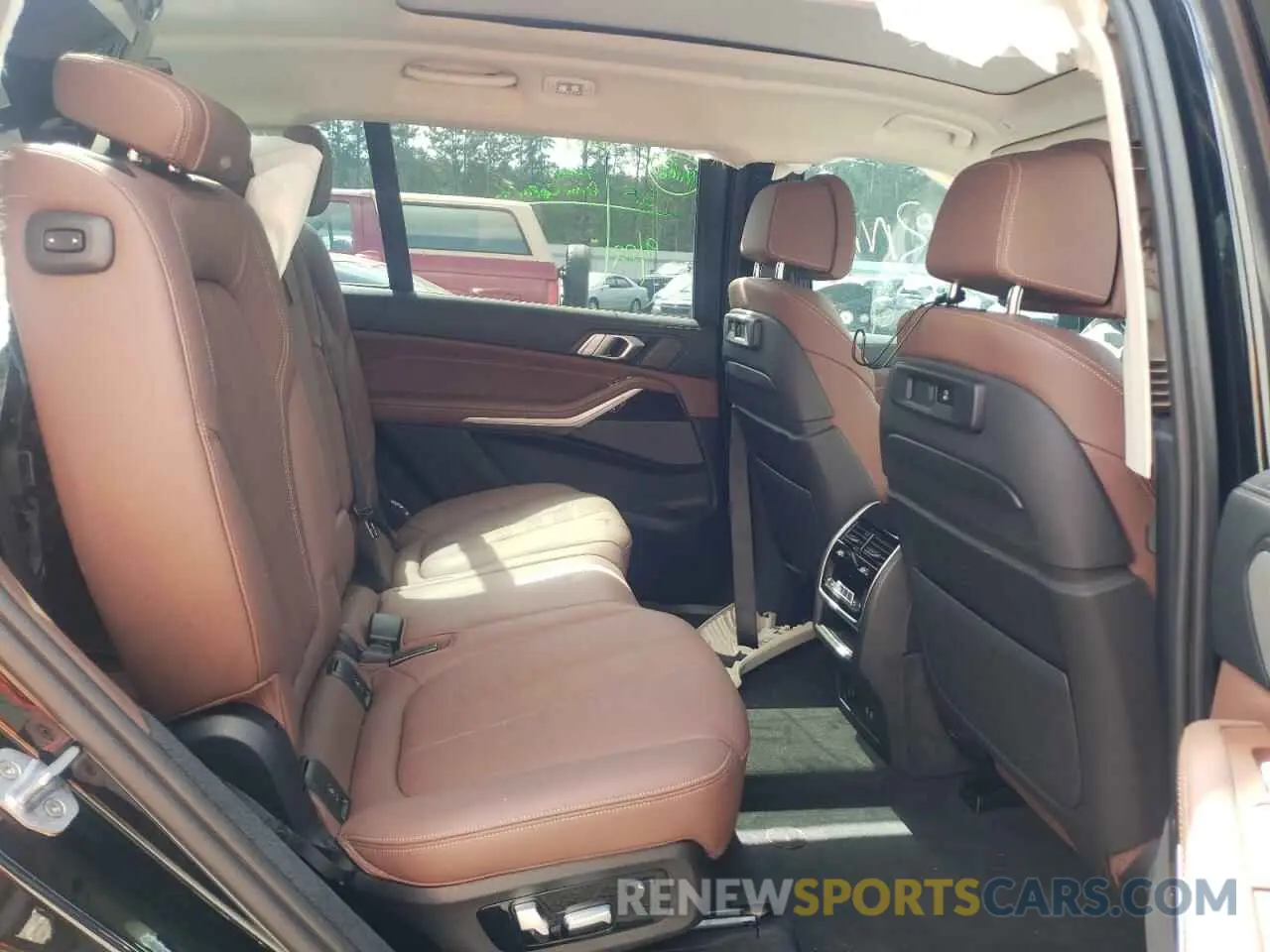 6 Photograph of a damaged car 5UXCW2C0XL9A01208 BMW X7 2020