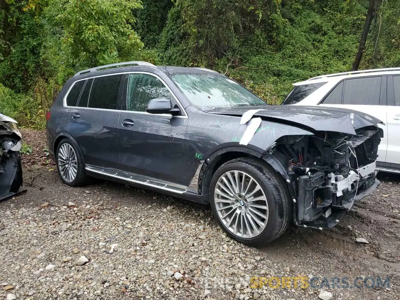 4 Photograph of a damaged car 5UXCW2C0XL9B15399 BMW X7 2020