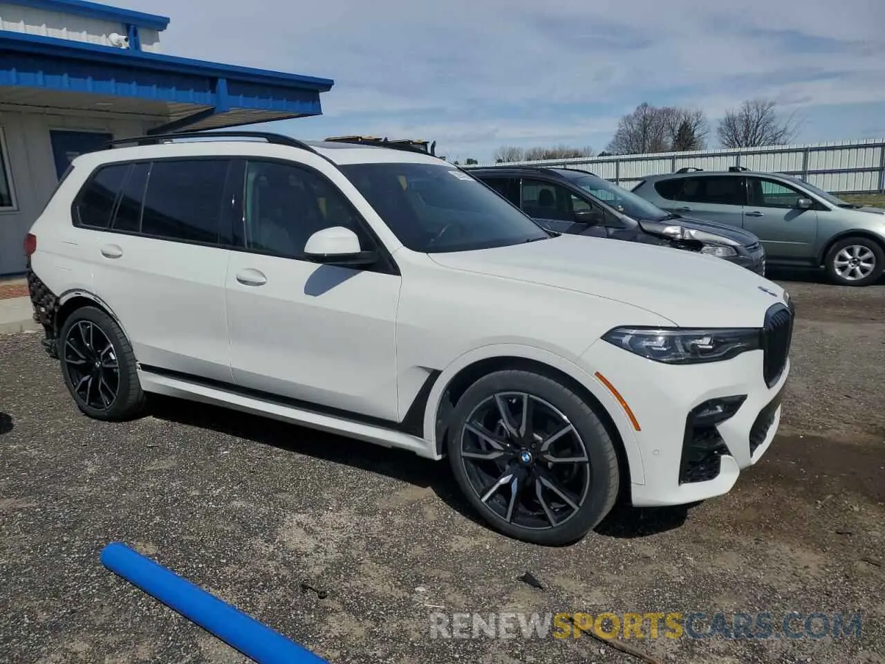 4 Photograph of a damaged car 5UXCW2C0XL9C22985 BMW X7 2020