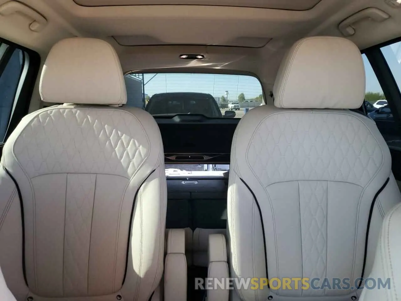 10 Photograph of a damaged car 5UXCX4C01LLS39389 BMW X7 2020