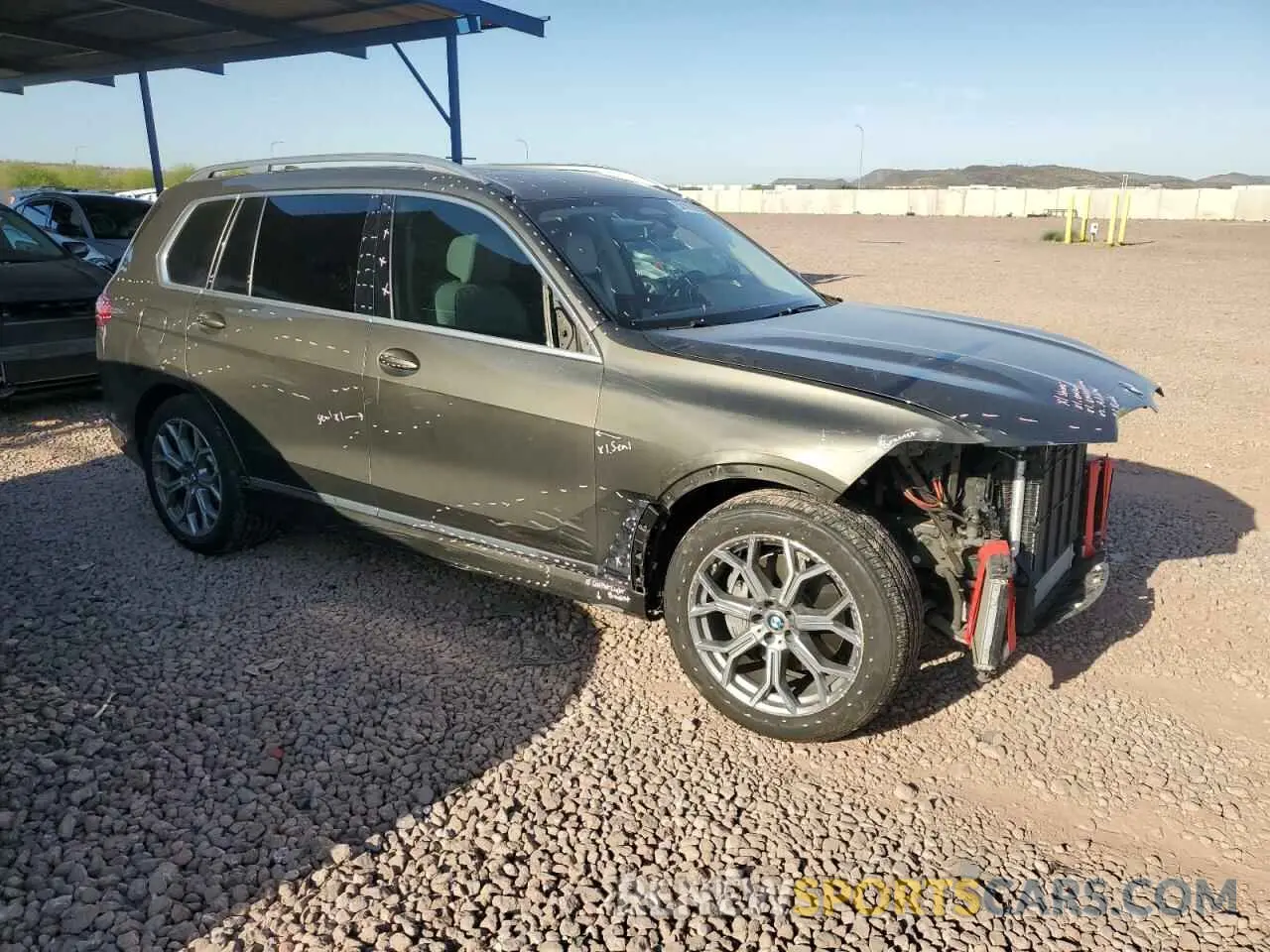4 Photograph of a damaged car 5UXCX4C01LLS39389 BMW X7 2020