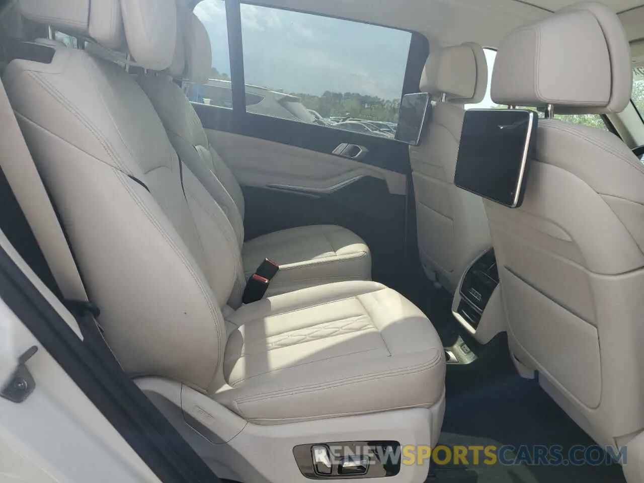 10 Photograph of a damaged car 5UXCX4C02LLS39370 BMW X7 2020