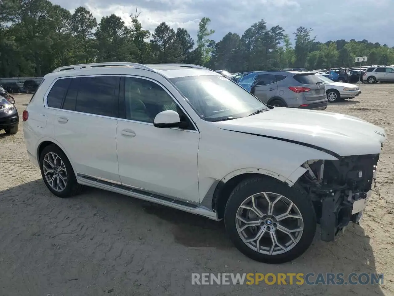 4 Photograph of a damaged car 5UXCX4C02LLS39370 BMW X7 2020