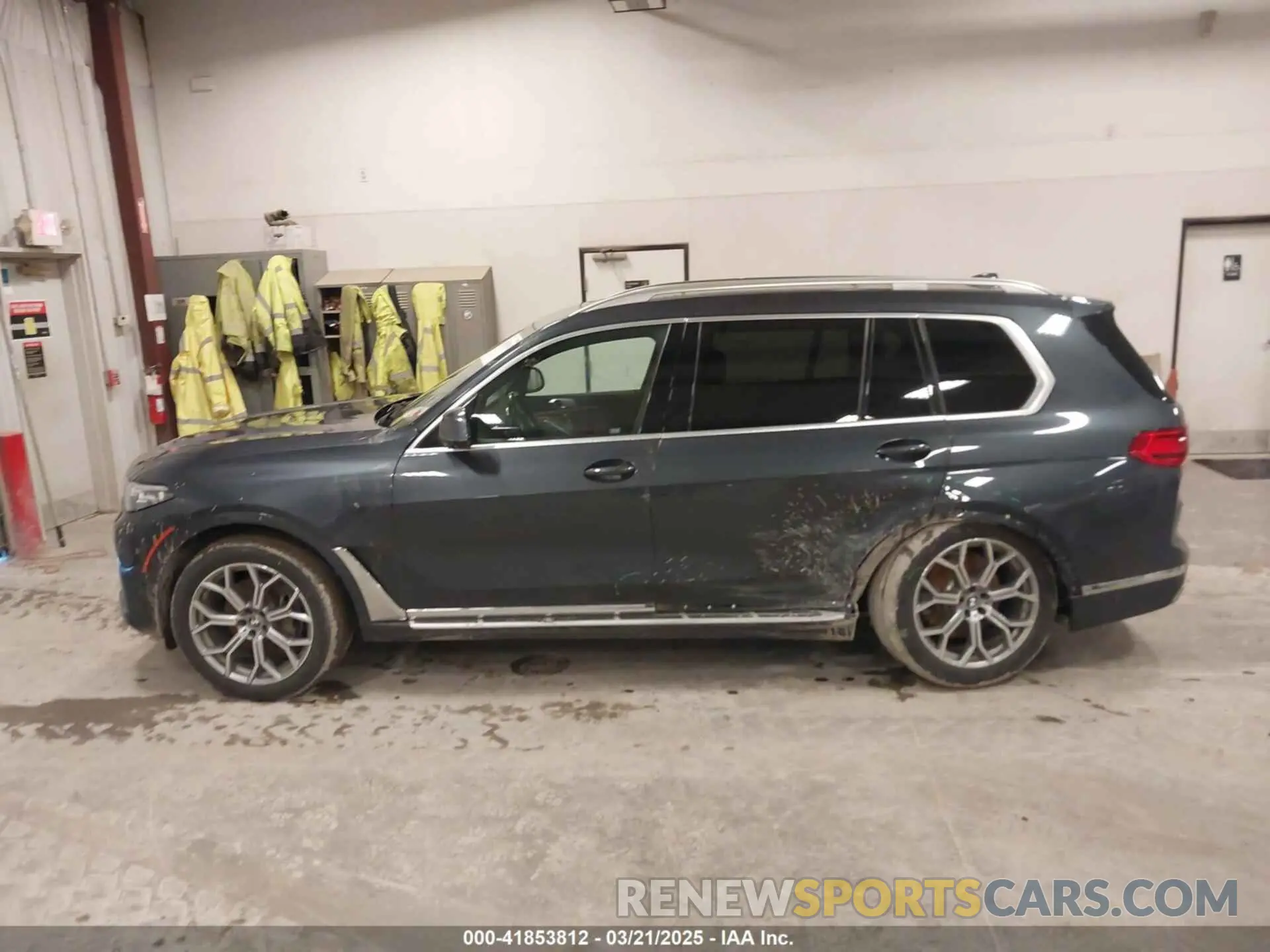 14 Photograph of a damaged car 5UXCX4C06L9B21158 BMW X7 2020
