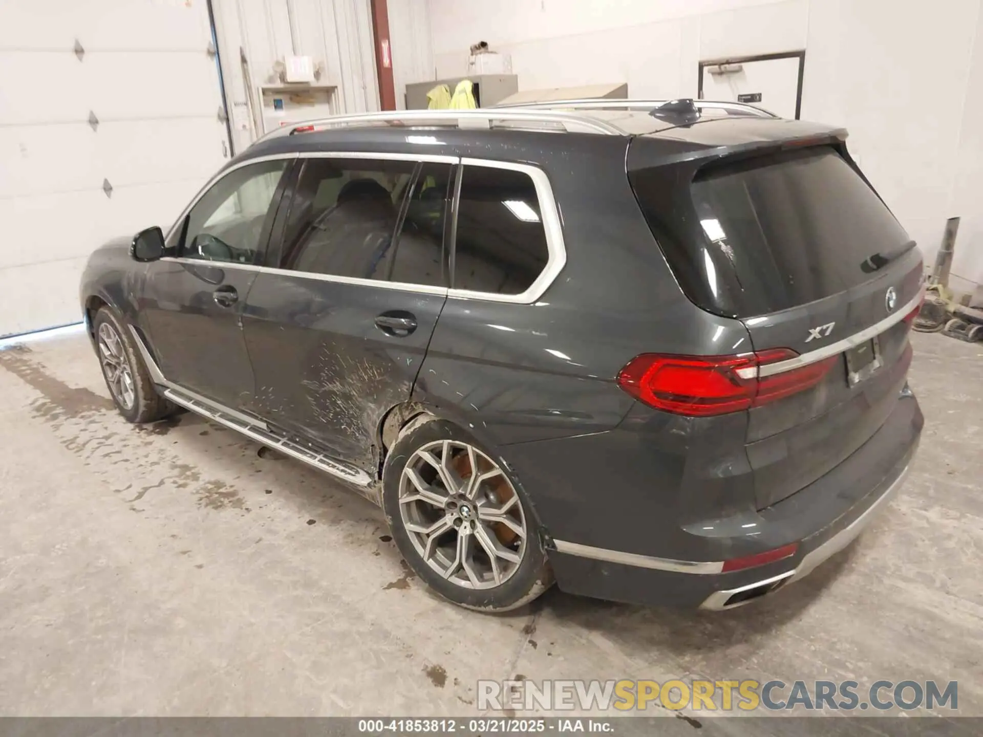 3 Photograph of a damaged car 5UXCX4C06L9B21158 BMW X7 2020