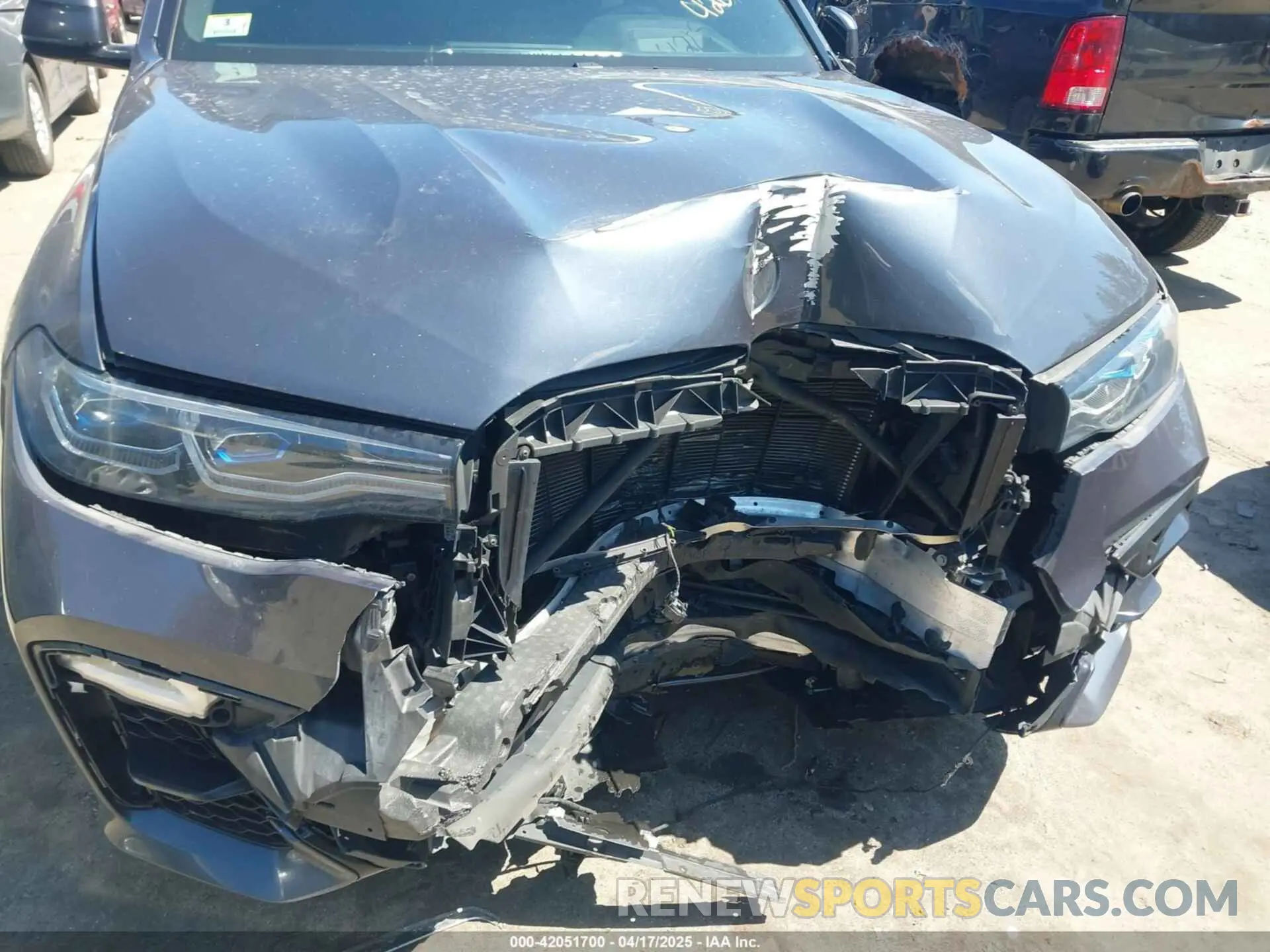 6 Photograph of a damaged car 5UXCX6C02L9B51785 BMW X7 2020