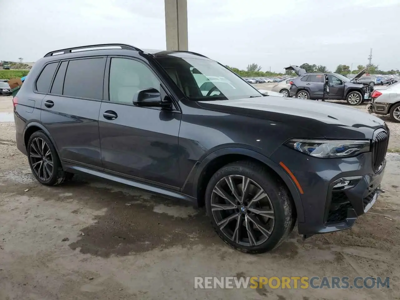 4 Photograph of a damaged car 5UXCX6C05LLE35480 BMW X7 2020