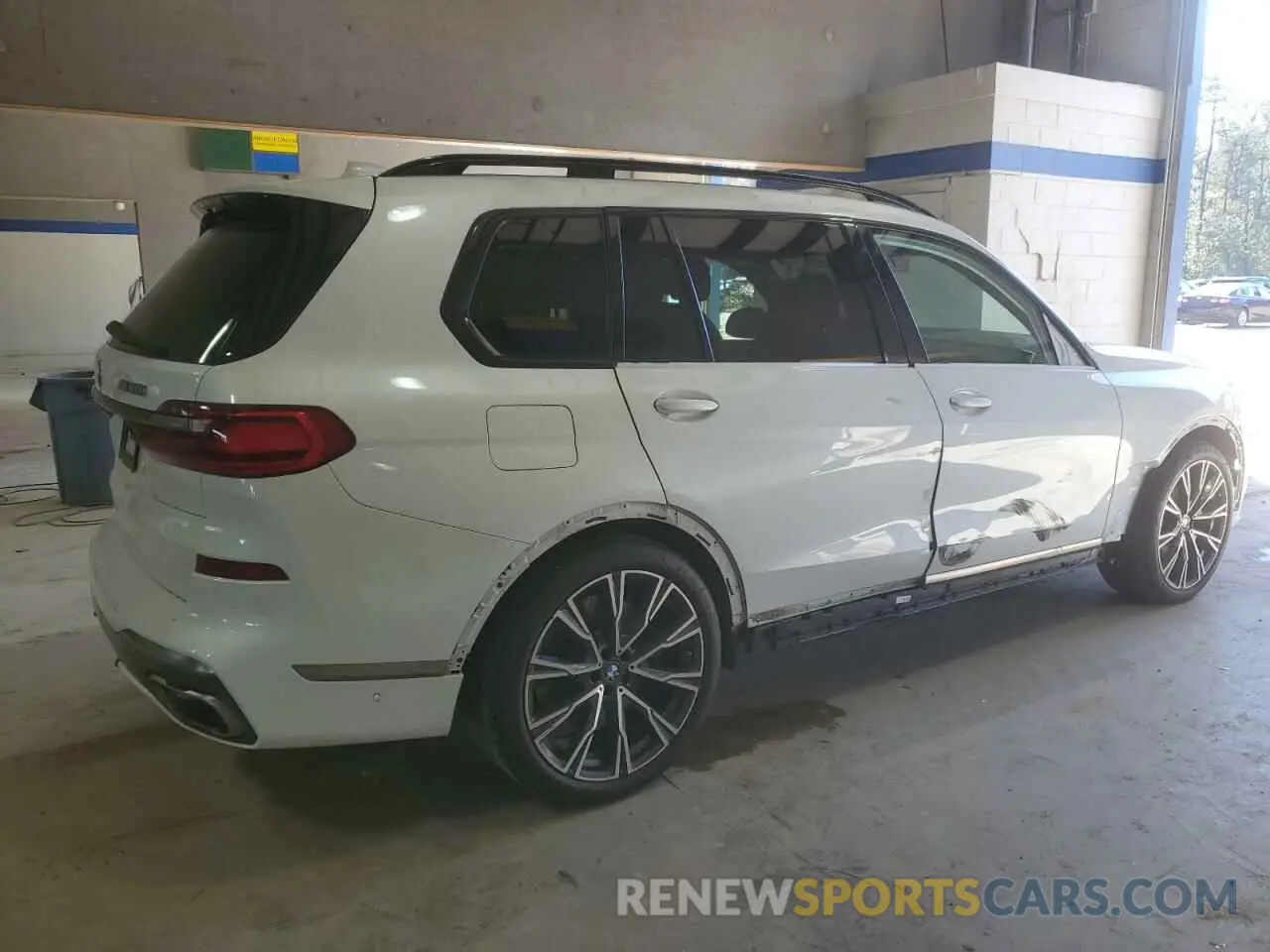 3 Photograph of a damaged car 5UXCX6C0XL9C29651 BMW X7 2020