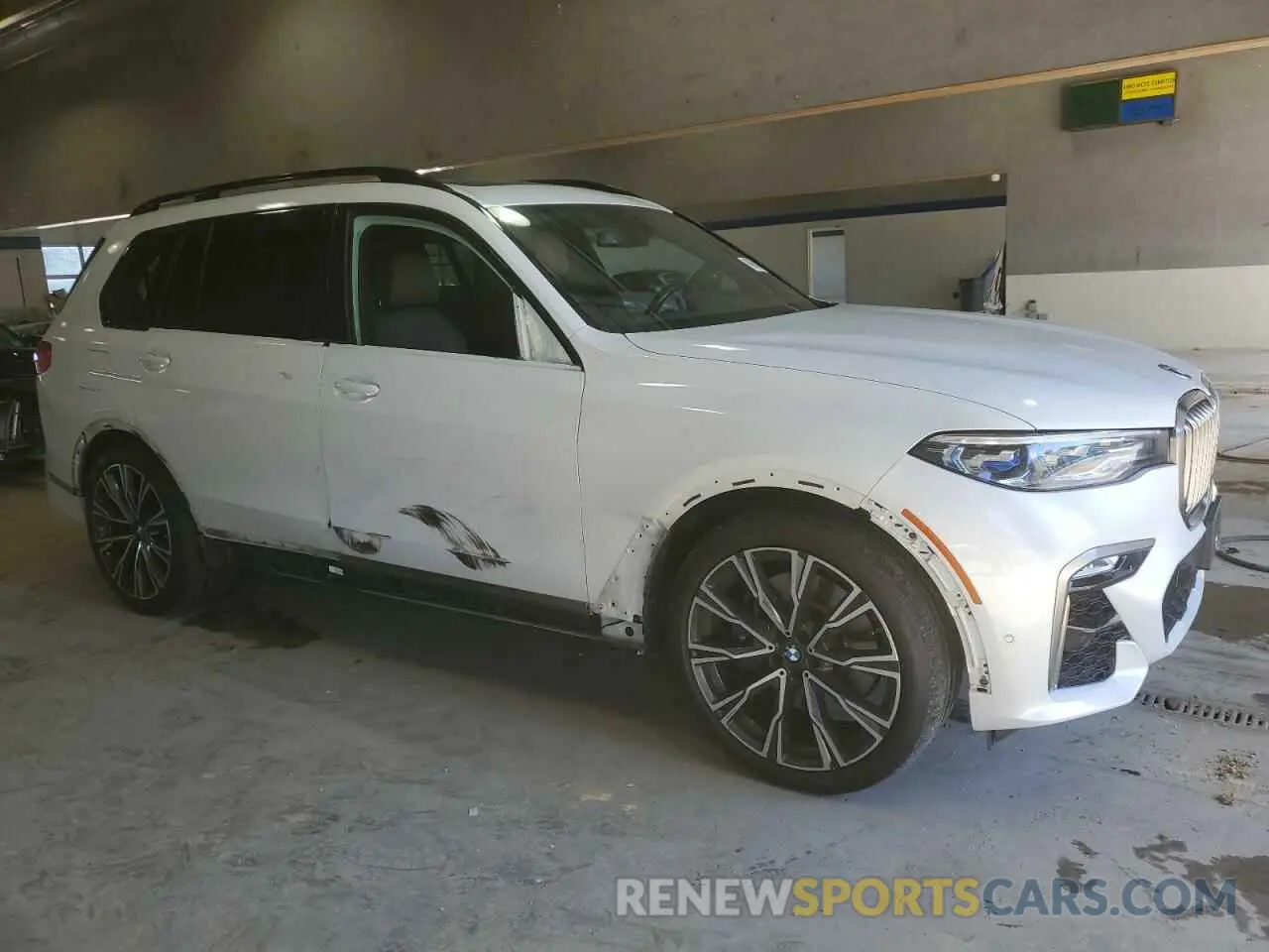 4 Photograph of a damaged car 5UXCX6C0XL9C29651 BMW X7 2020